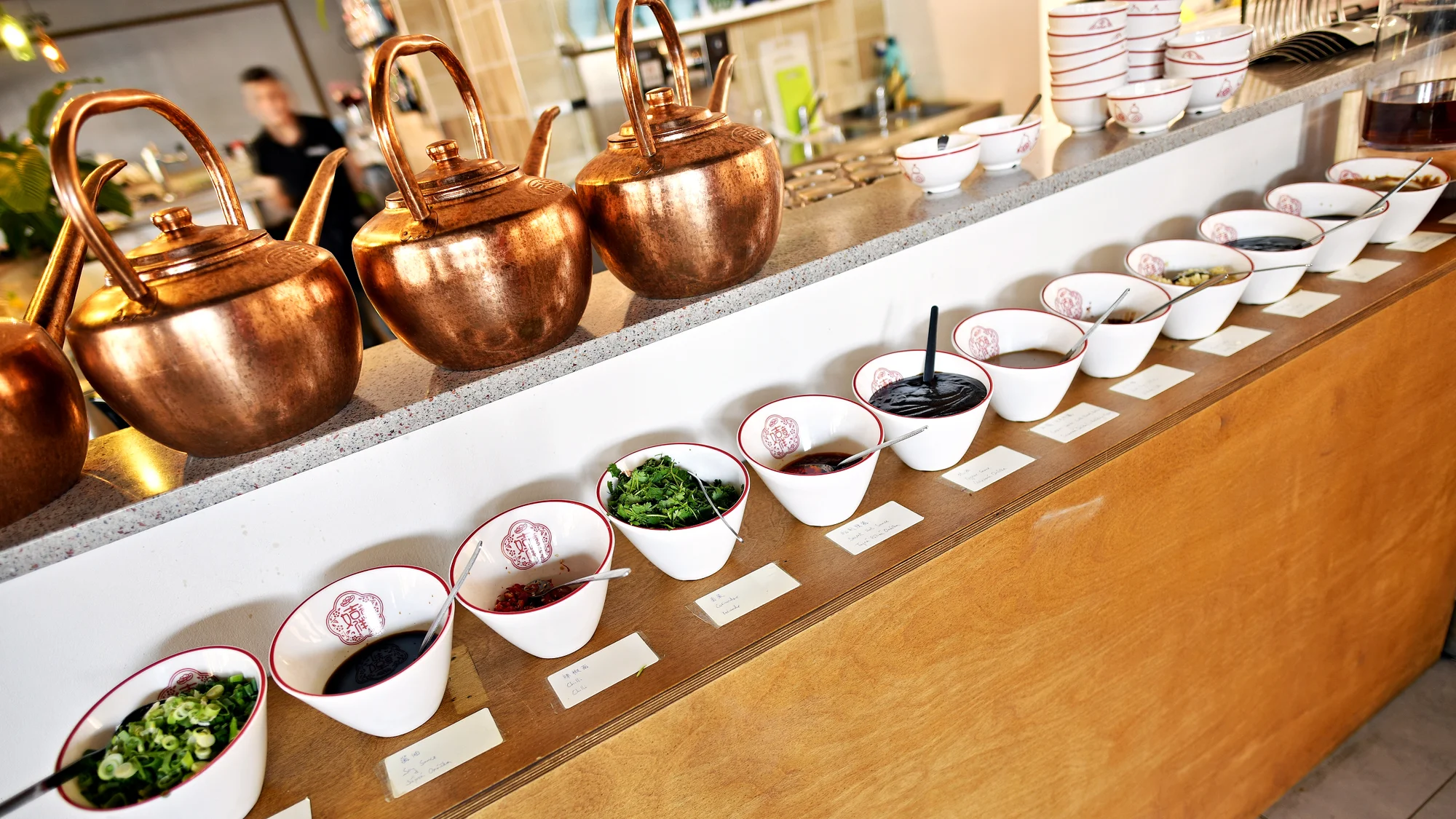 Uvařte si sami: masový talíř nebo mořské plody v autentické hotpot restauraci Nali