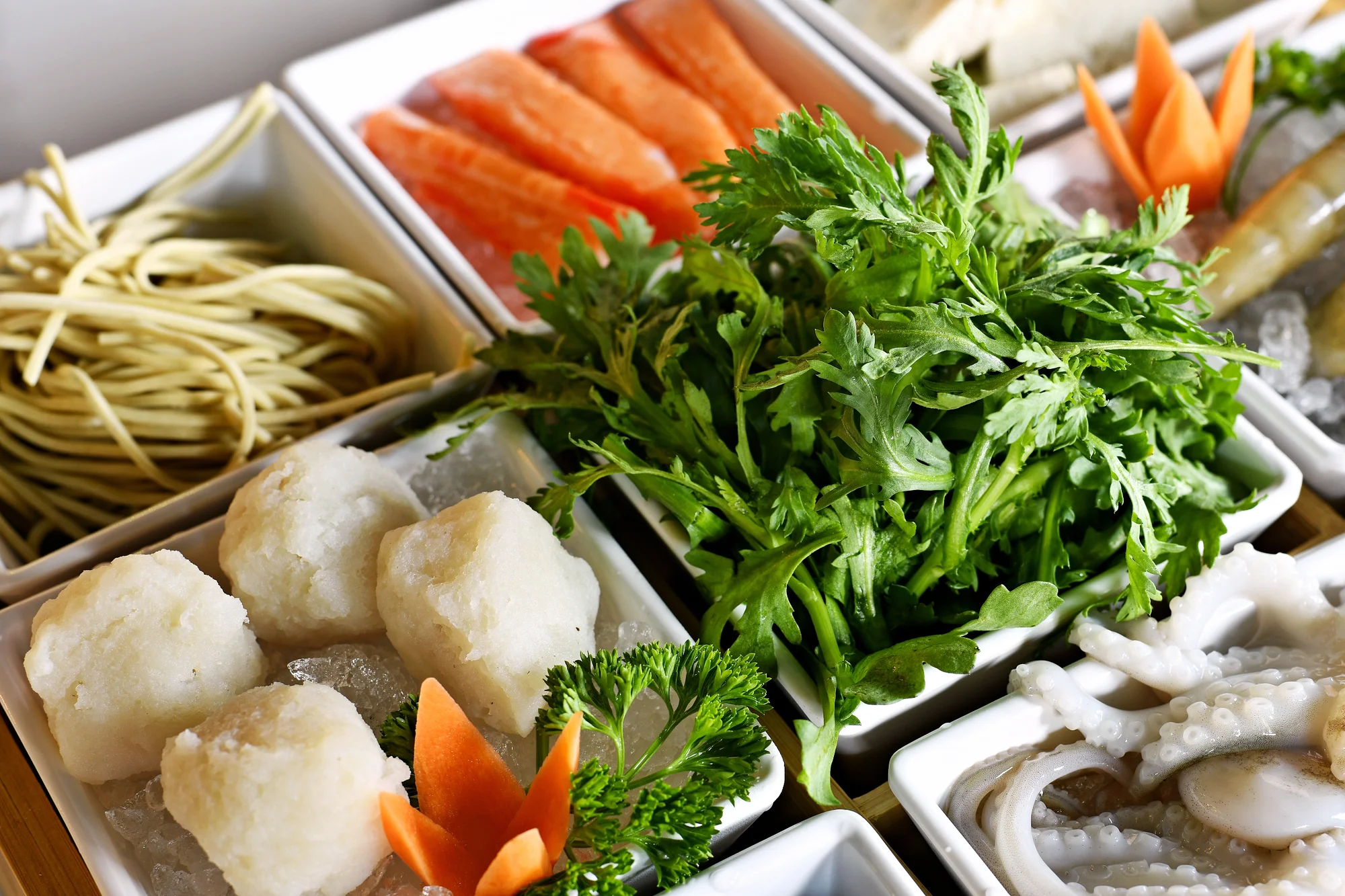 Uvařte si sami: masový talíř nebo mořské plody v autentické hotpot restauraci Nali