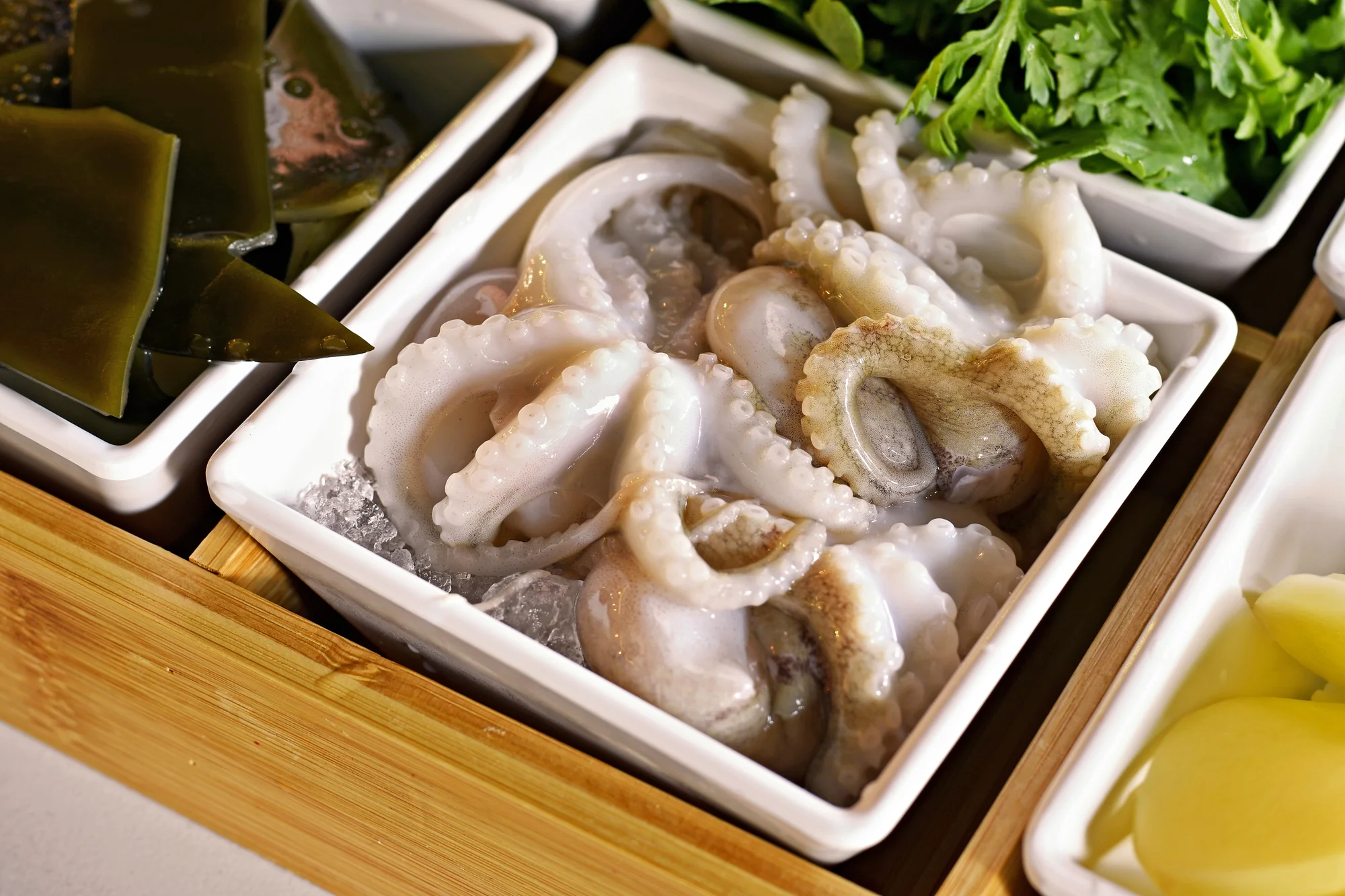 Uvařte si sami: masový talíř nebo mořské plody v autentické hotpot restauraci Nali