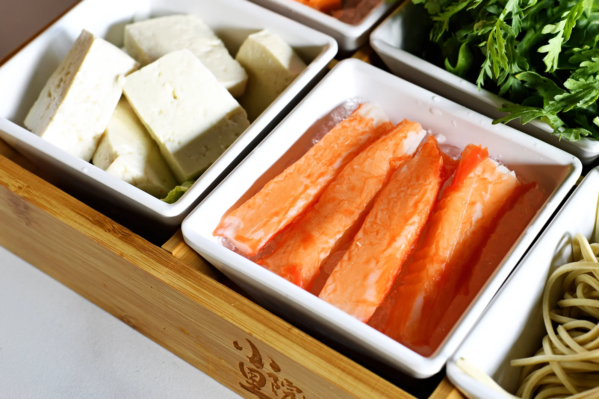 Uvařte si sami: masový talíř nebo mořské plody v autentické hotpot restauraci Nali