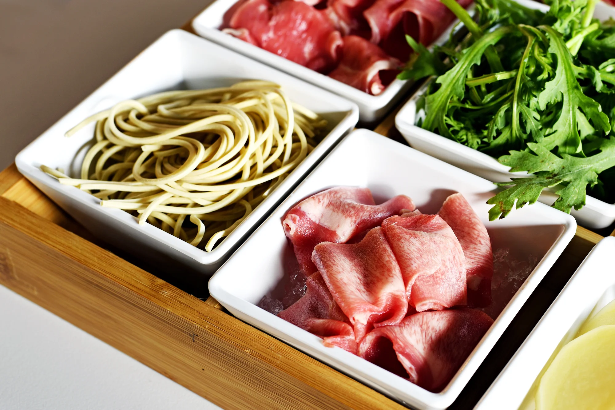 Uvařte si sami: masový talíř nebo mořské plody v autentické hotpot restauraci Nali