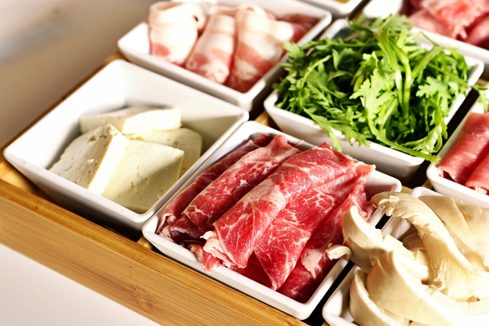 Uvařte si sami: masový talíř nebo mořské plody v autentické hotpot restauraci Nali