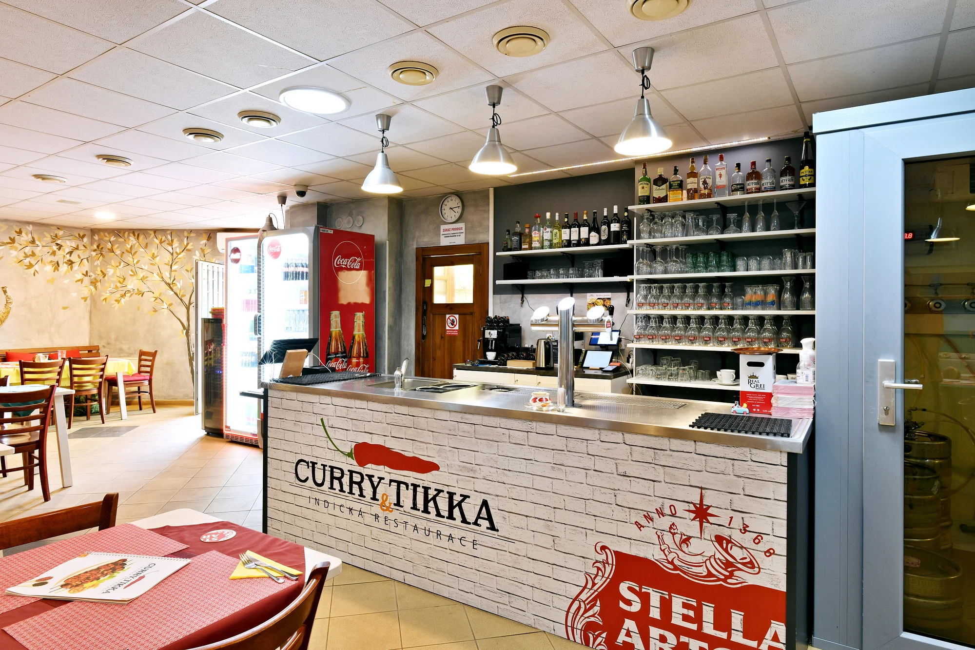 Degustační menu v Curry Tikka: kuřecí momtazi, gulab jamun i mango lassi