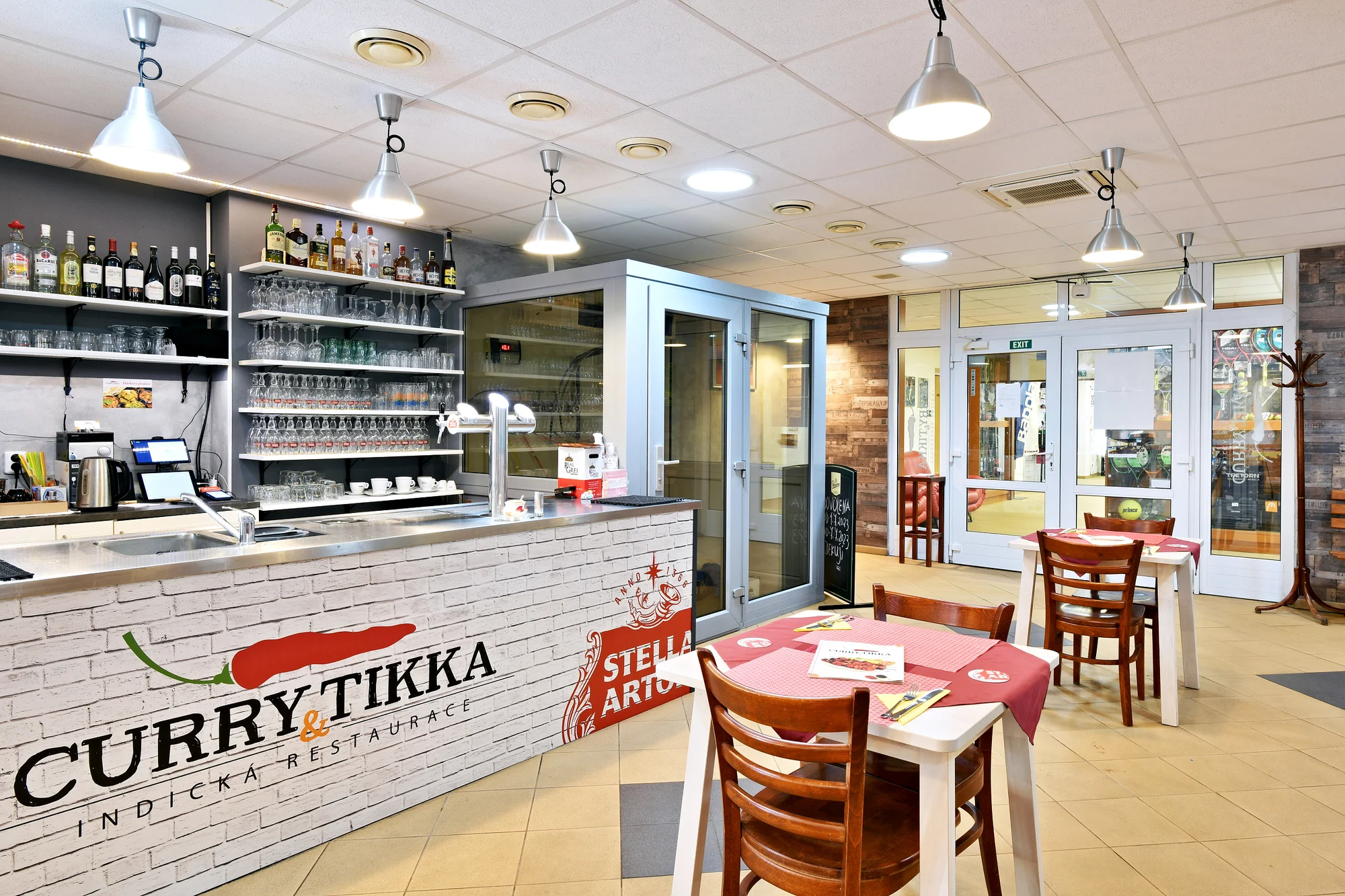 Degustační menu v Curry Tikka: kuřecí momtazi, gulab jamun i mango lassi