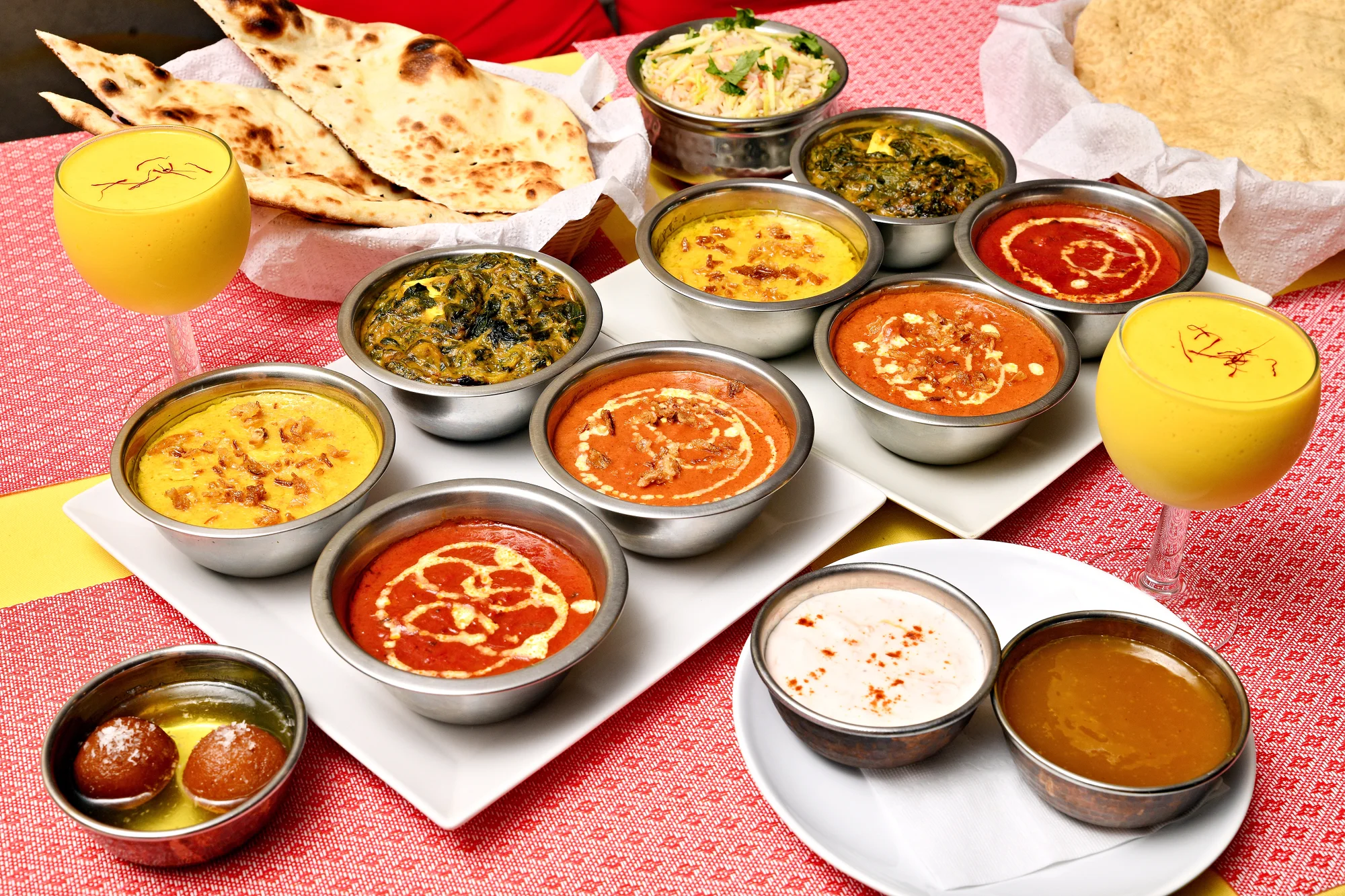 Degustační menu v Curry Tikka: kuřecí momtazi, gulab jamun i mango lassi