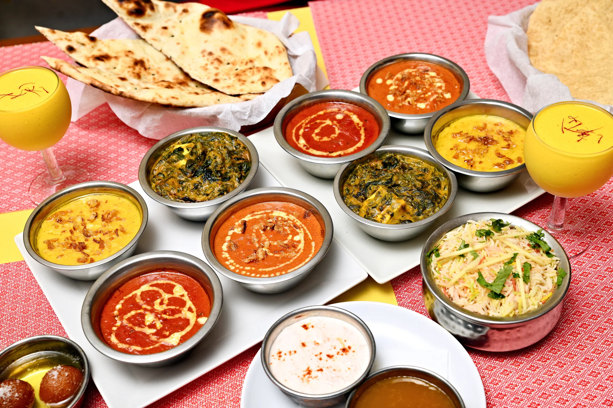 Degustační menu v Curry Tikka: kuřecí momtazi, gulab jamun i mango lassi