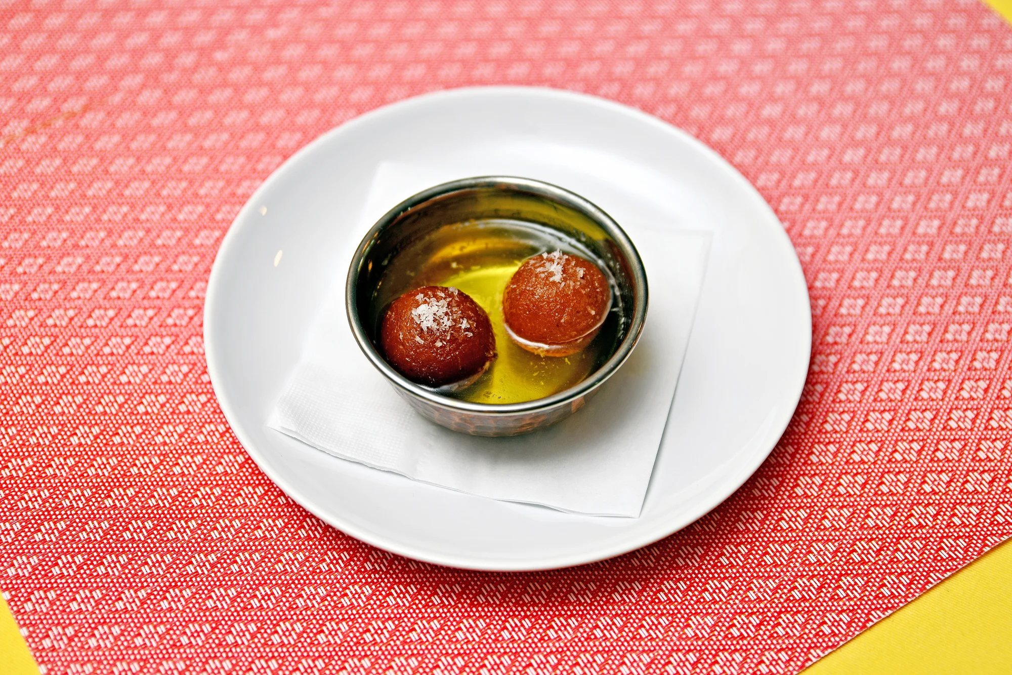 Degustační menu v Curry Tikka: kuřecí momtazi, gulab jamun i mango lassi