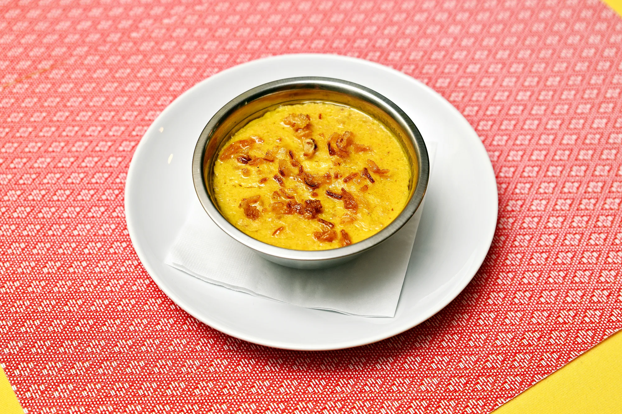 Degustační menu v Curry Tikka: kuřecí momtazi, gulab jamun i mango lassi