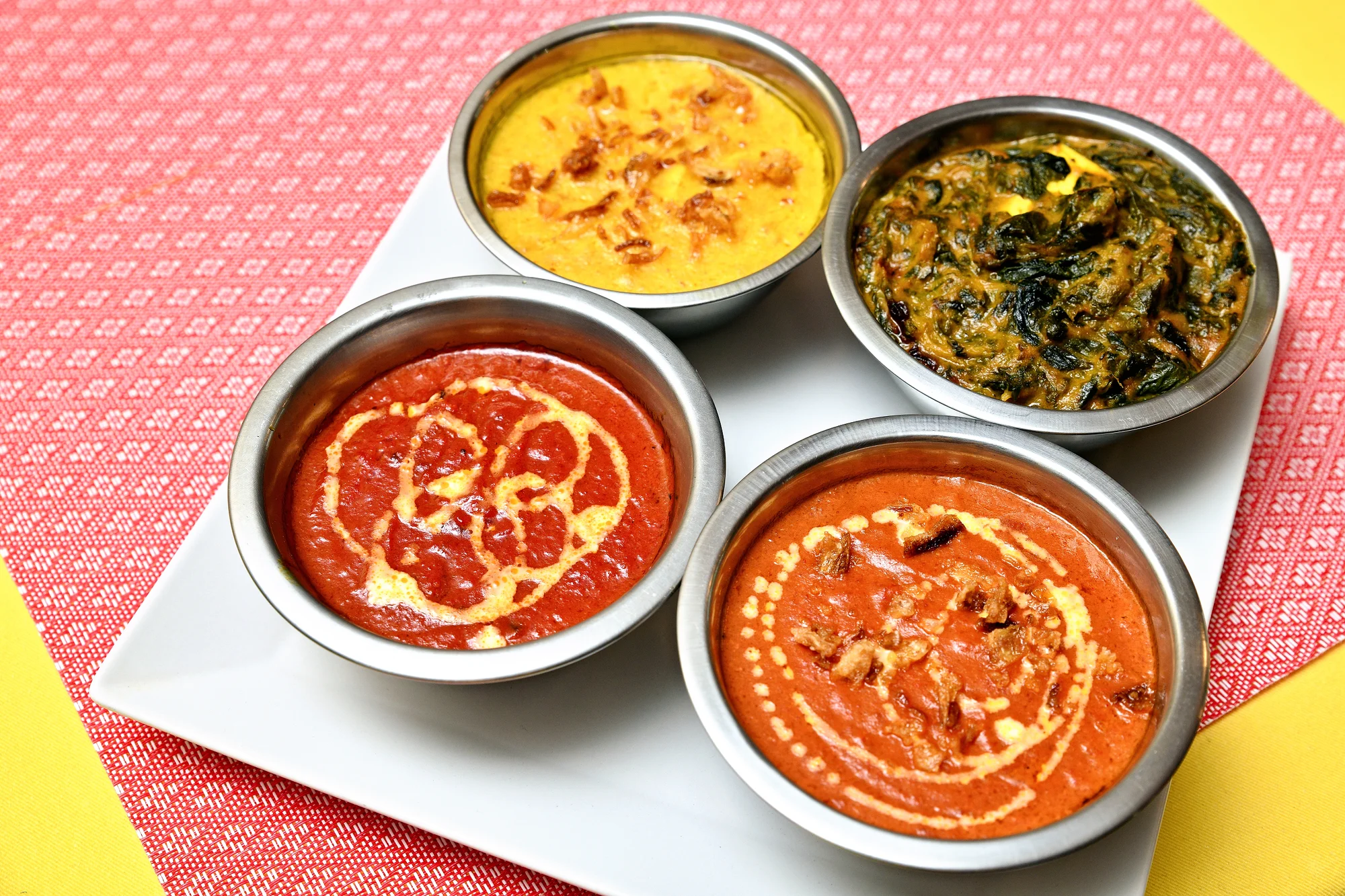 Degustační menu v Curry Tikka: kuřecí momtazi, gulab jamun i mango lassi