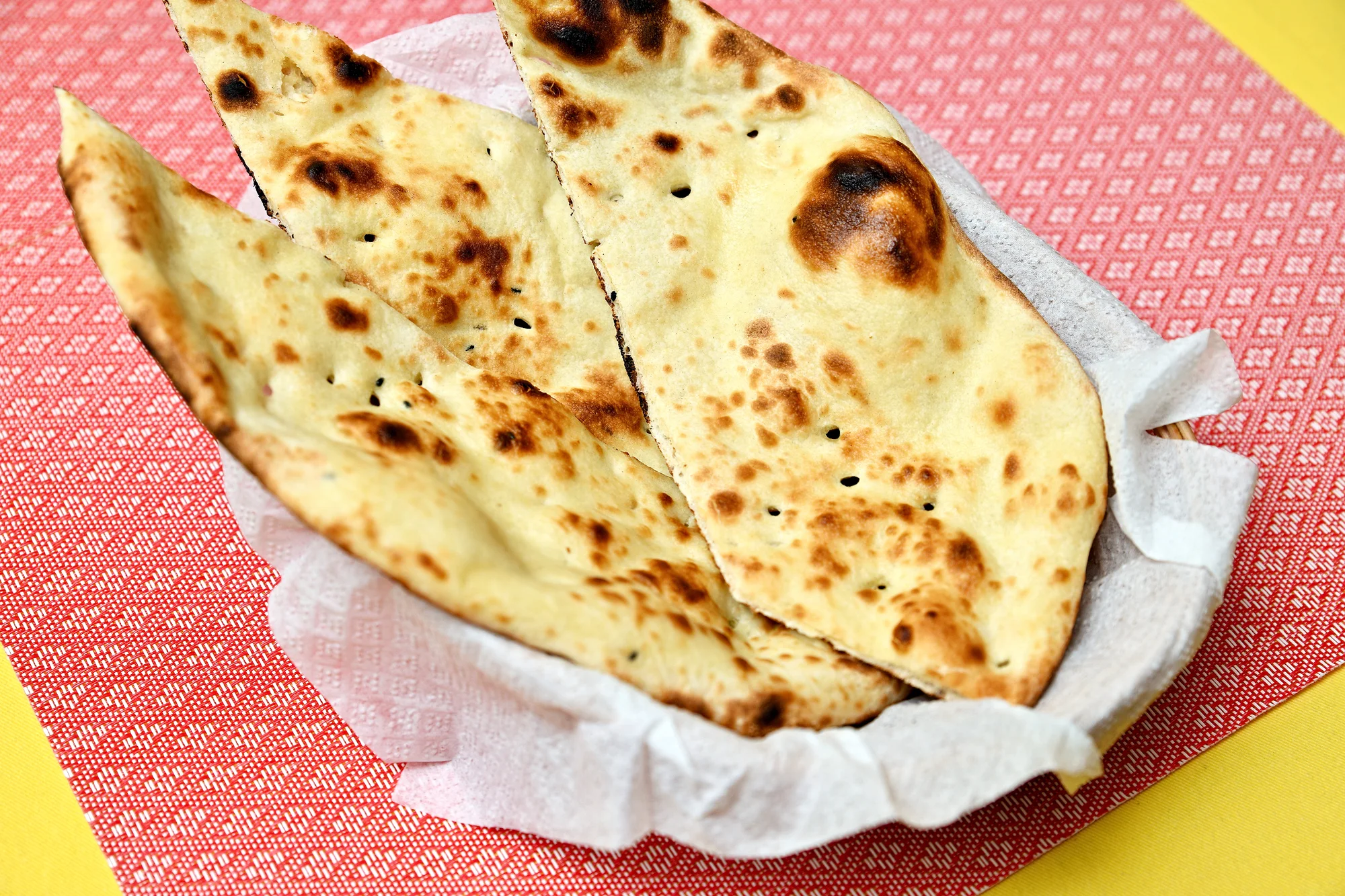 Degustační menu v Curry Tikka: kuřecí momtazi, gulab jamun i mango lassi