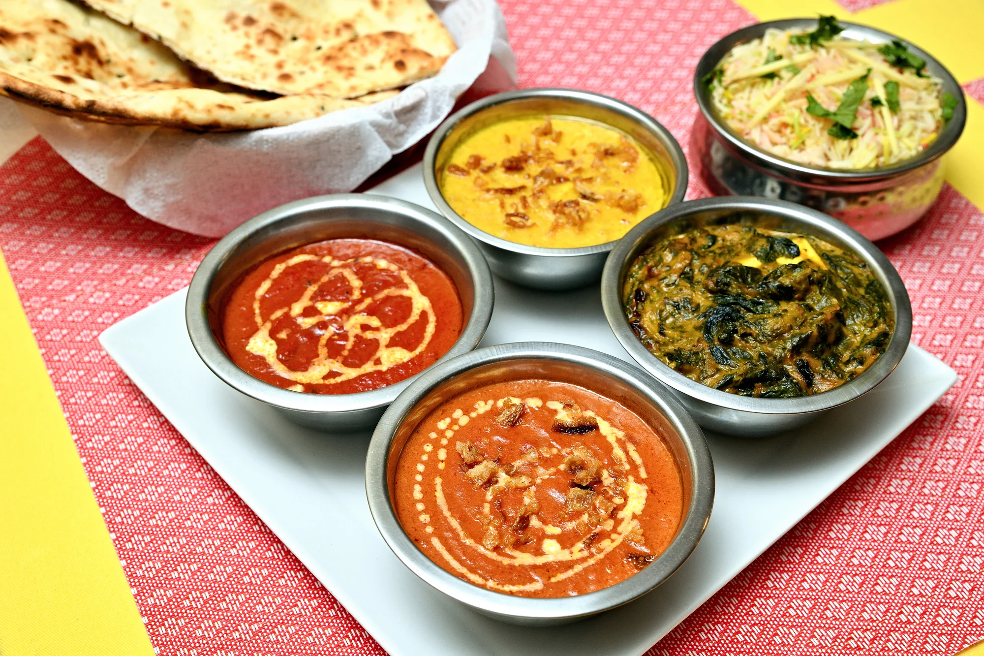Degustační menu v Curry Tikka: kuřecí momtazi, gulab jamun i mango lassi