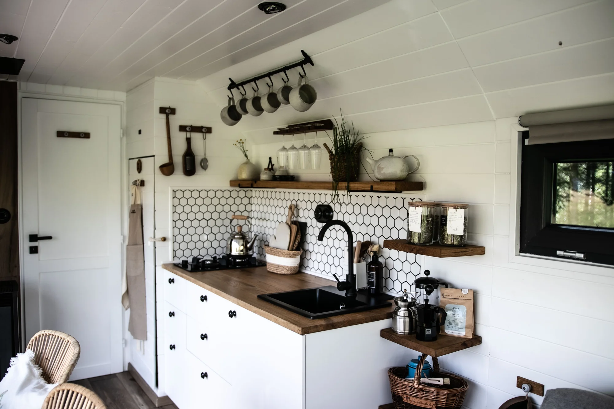 Nádherný tiny house v Jizerkách: koupelna, vybavená kuchyně, snídaňová bedýnka, terasa a klid