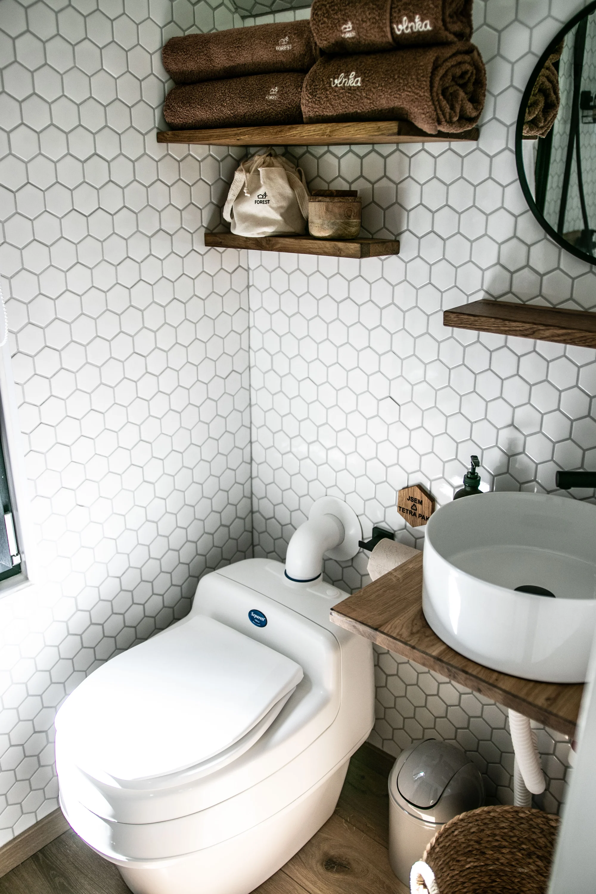 Nádherný tiny house v Jizerkách: koupelna, vybavená kuchyně, snídaňová bedýnka, terasa a klid
