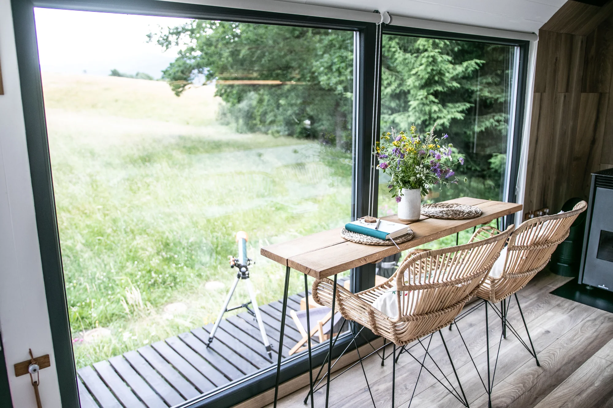 Nádherný tiny house v Jizerkách: koupelna, vybavená kuchyně, snídaňová bedýnka, terasa a klid