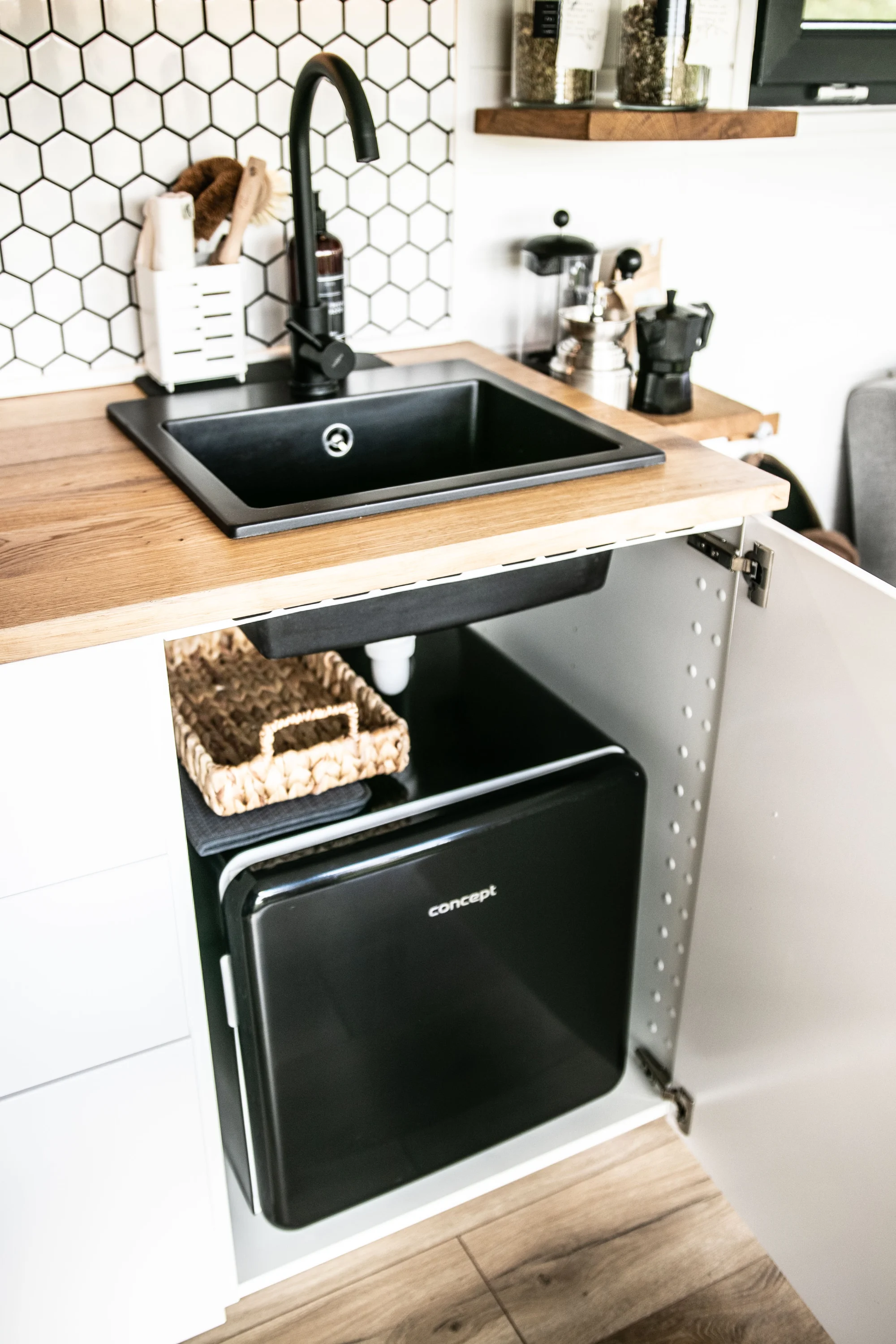 Nádherný tiny house v Jizerkách: koupelna, vybavená kuchyně, snídaňová bedýnka, terasa a klid