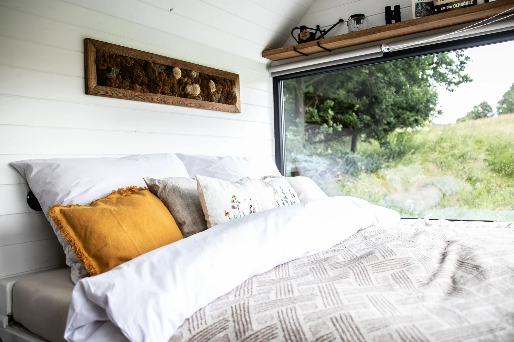 Nádherný tiny house v Jizerkách: koupelna, vybavená kuchyně, snídaňová bedýnka, terasa a klid