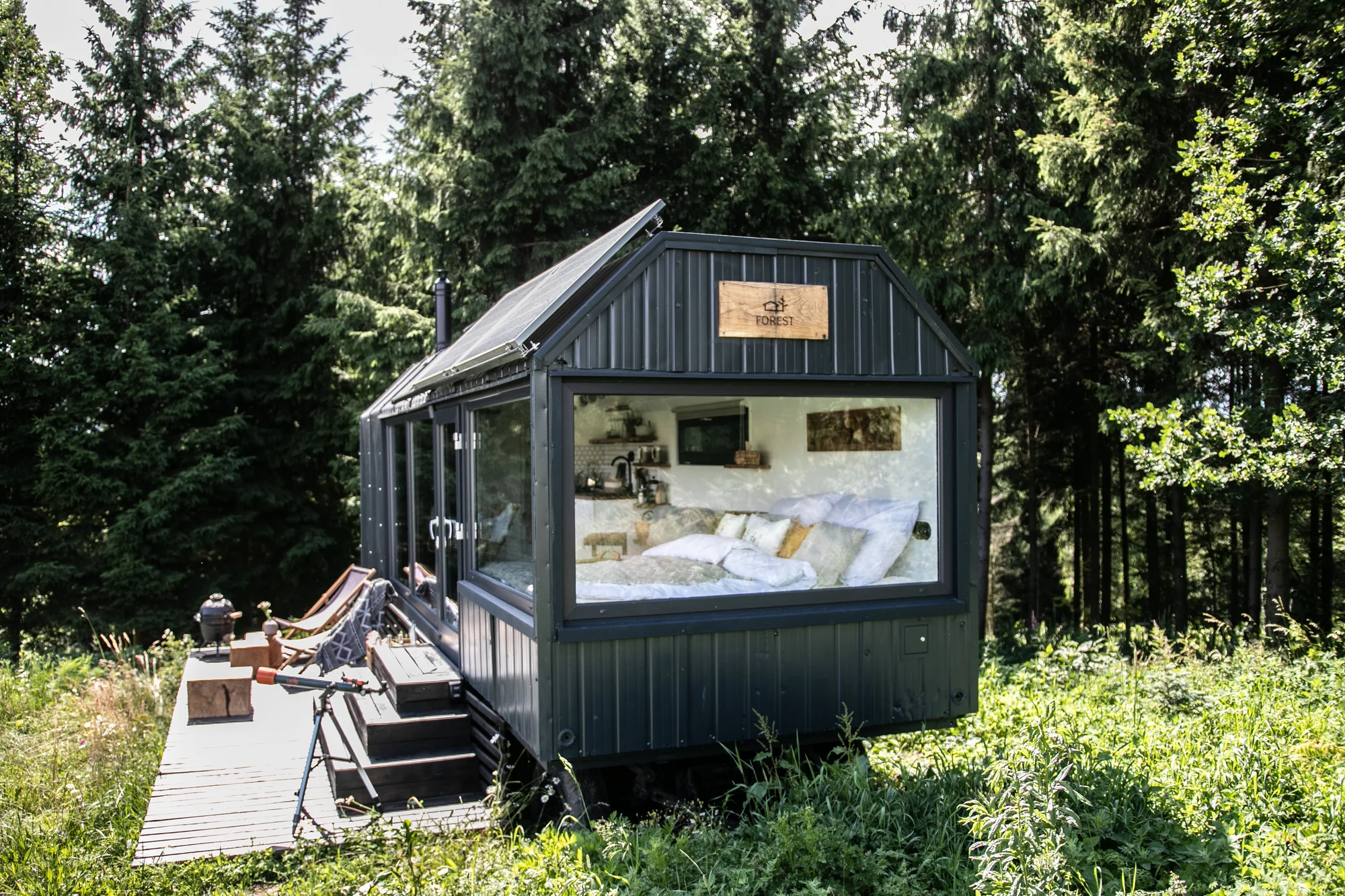 Nádherný tiny house v Jizerkách: koupelna, vybavená kuchyně, snídaňová bedýnka, terasa a klid
