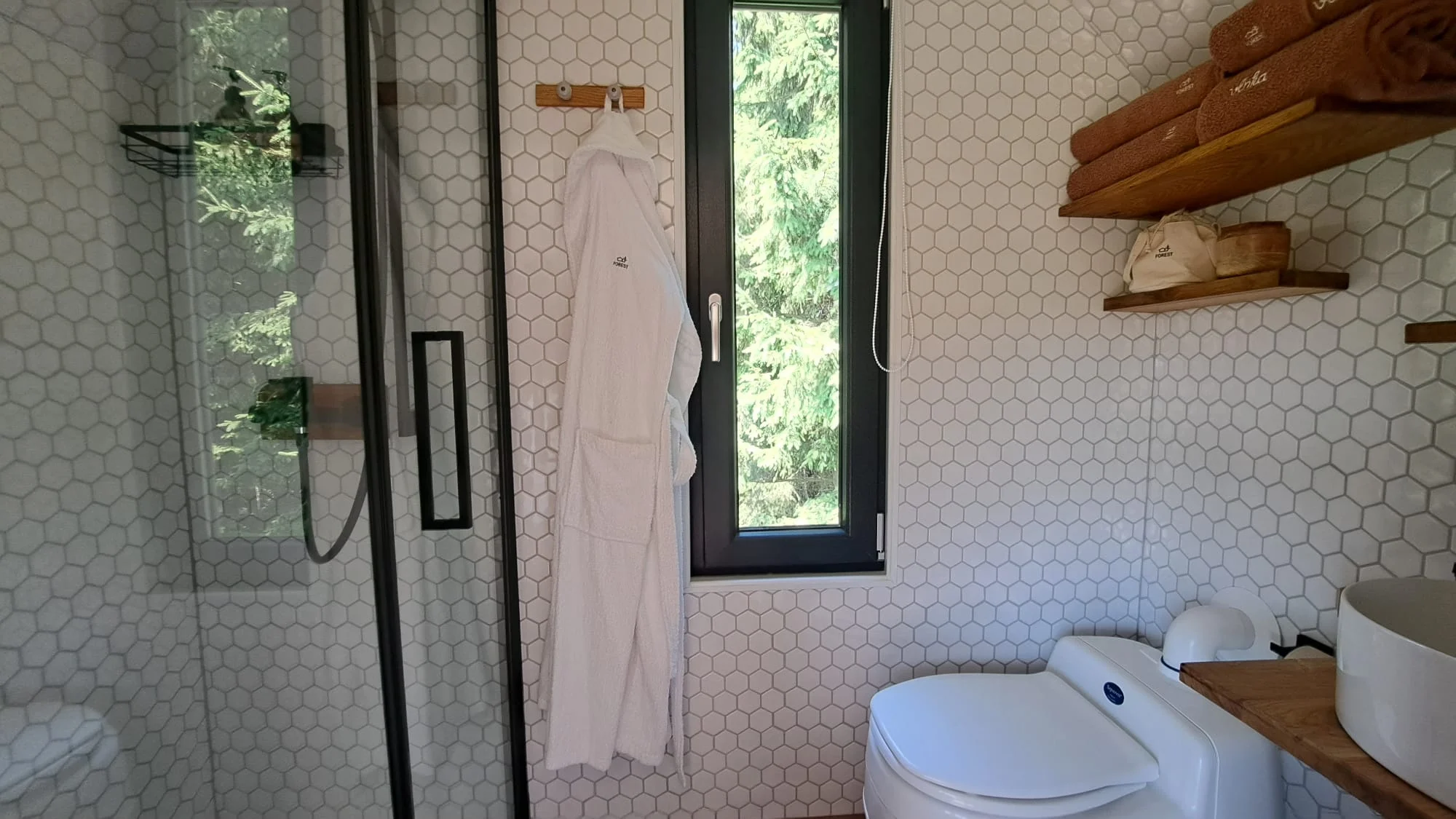 Nádherný tiny house v Jizerkách: koupelna, vybavená kuchyně, snídaňová bedýnka, terasa a klid