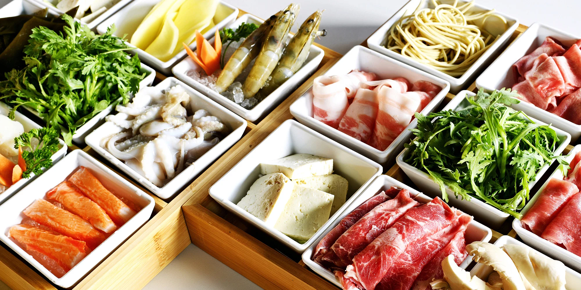 Uvařte si sami: masový talíř nebo mořské plody v autentické hotpot restauraci Nali