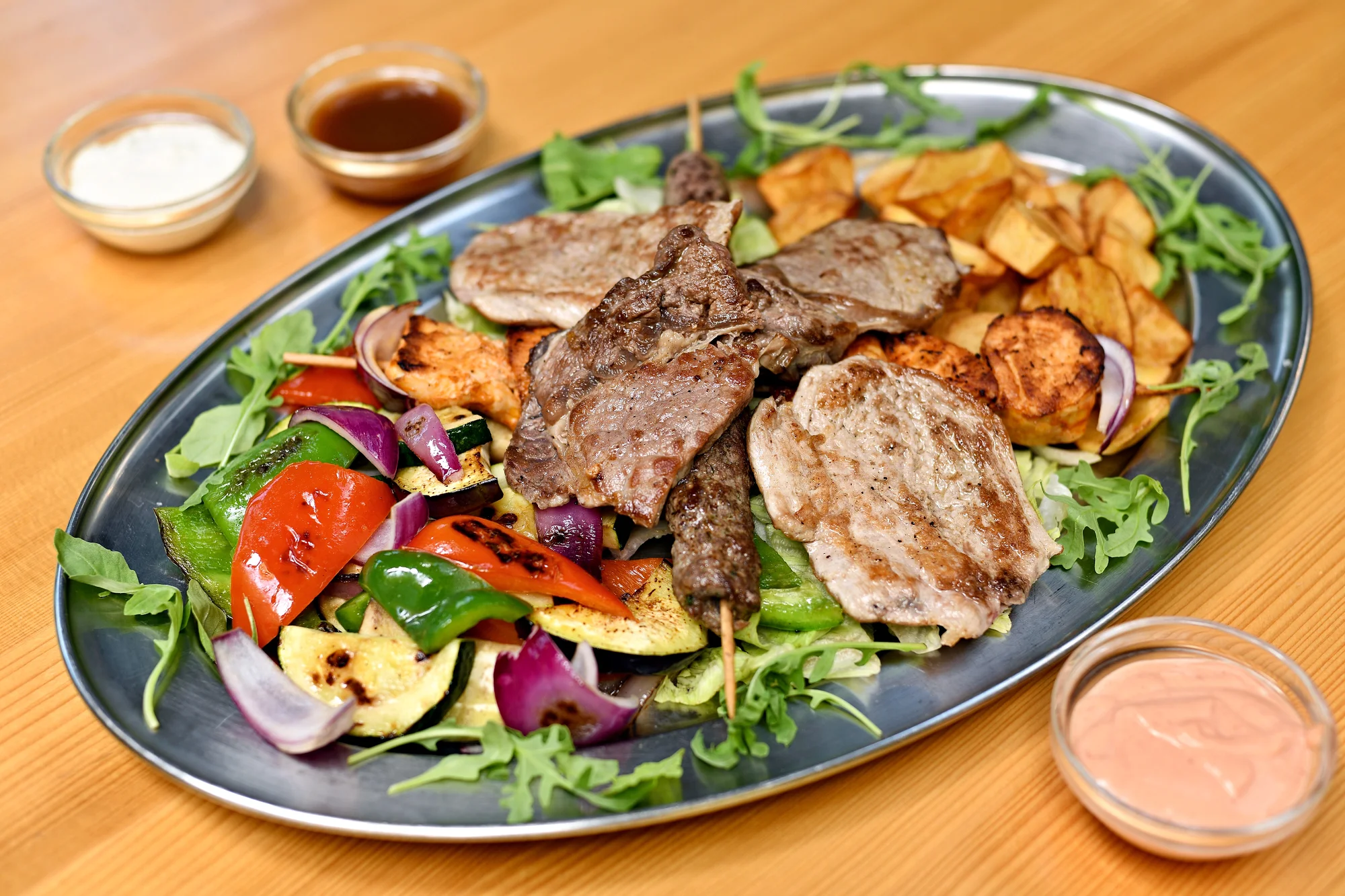 Mix grill: 500 nebo 1000 g hovězího, vepřového, kuřecího a jehněčího