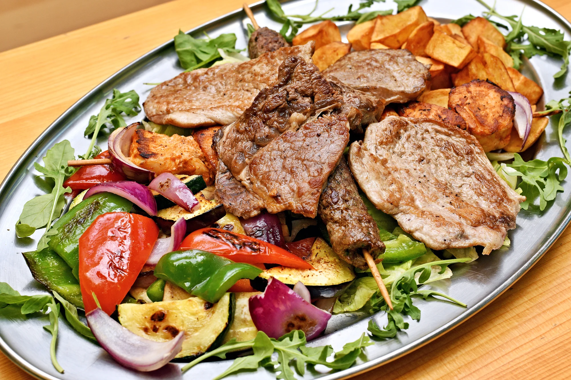 Mix grill: 500 nebo 1000 g hovězího, vepřového, kuřecího a jehněčího