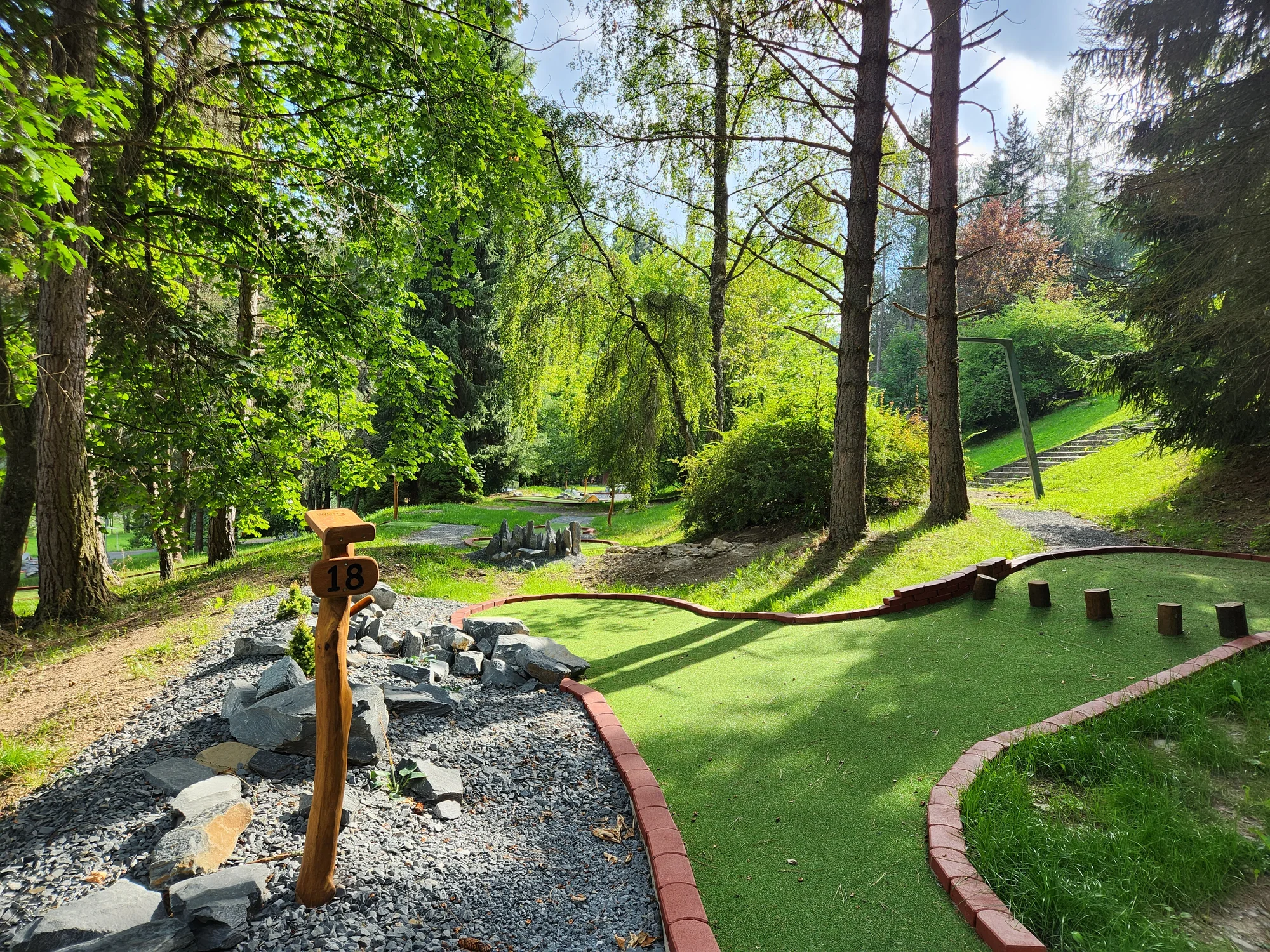 Vstup na 18jamkový adventure minigolf pro děti, dospělé i celou rodinu