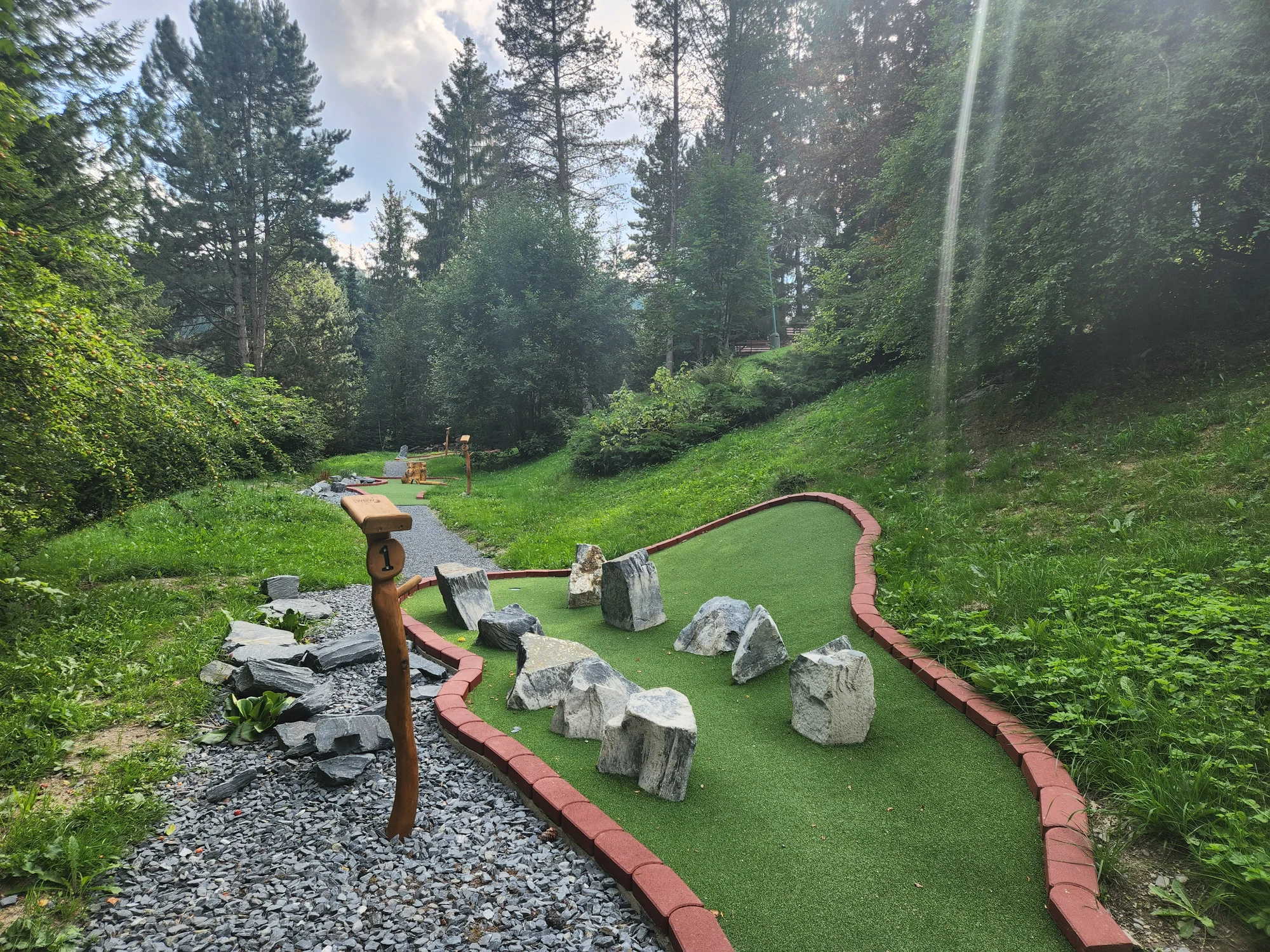 Vstup na 18jamkový adventure minigolf pro děti, dospělé i celou rodinu