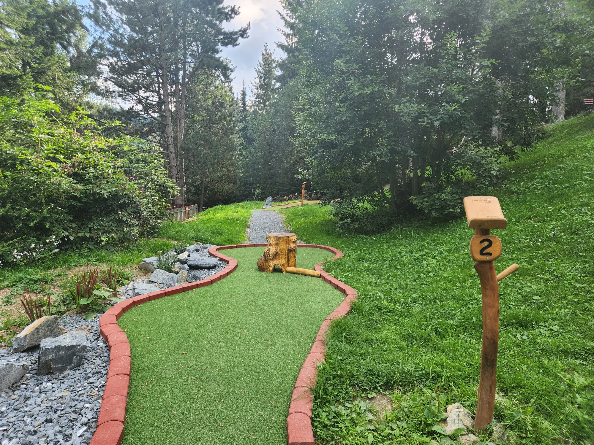 Vstup na 18jamkový adventure minigolf pro děti, dospělé i celou rodinu