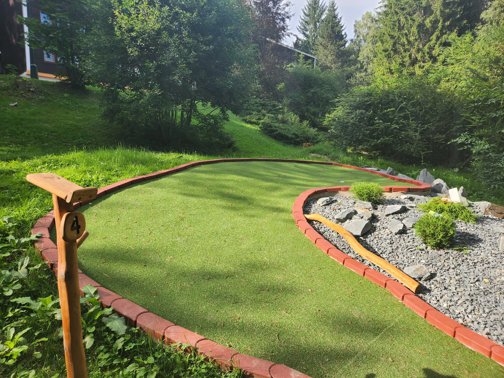 Vstup na 18jamkový adventure minigolf pro děti, dospělé i celou rodinu