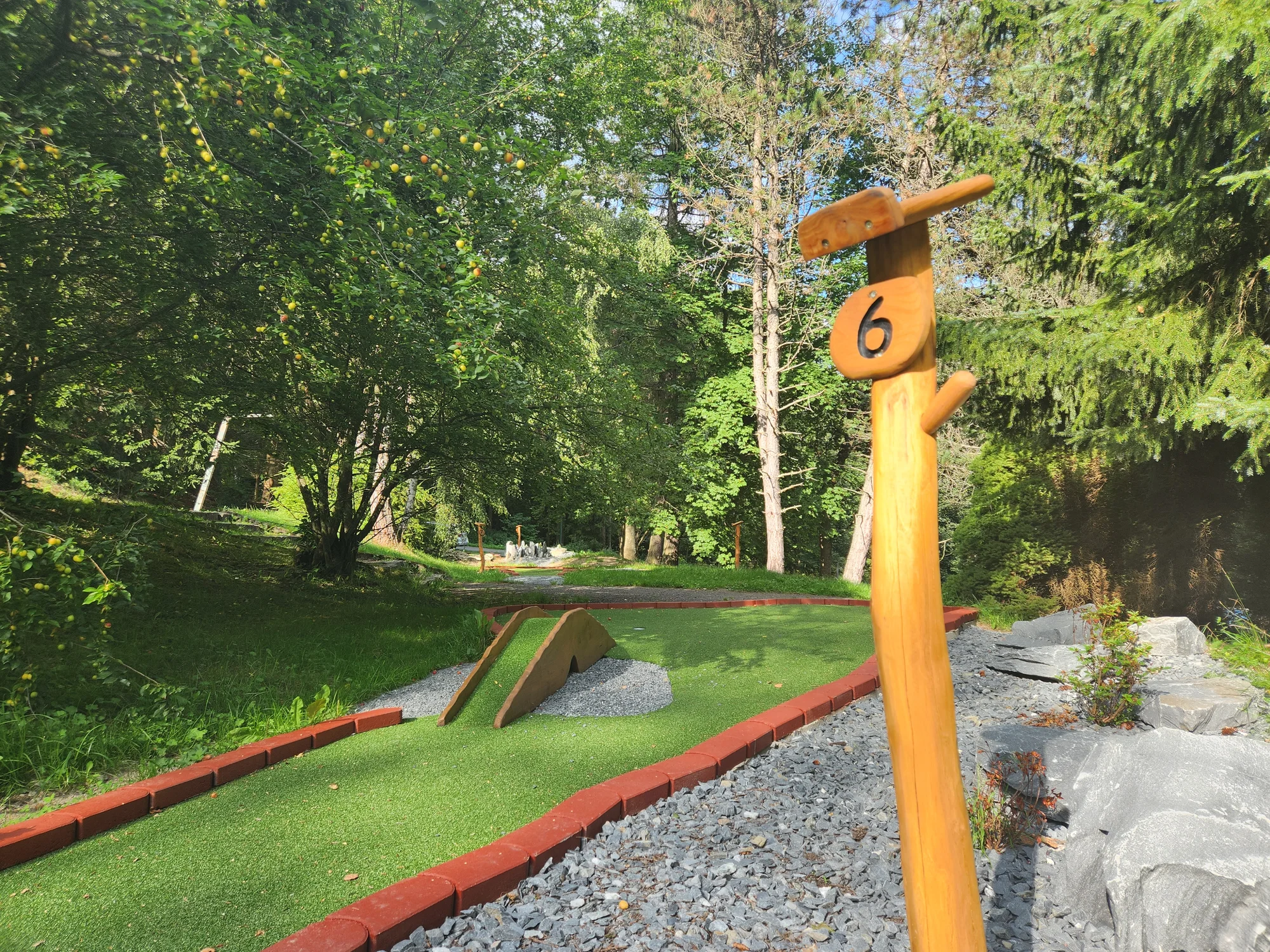 Vstup na 18jamkový adventure minigolf pro děti, dospělé i celou rodinu