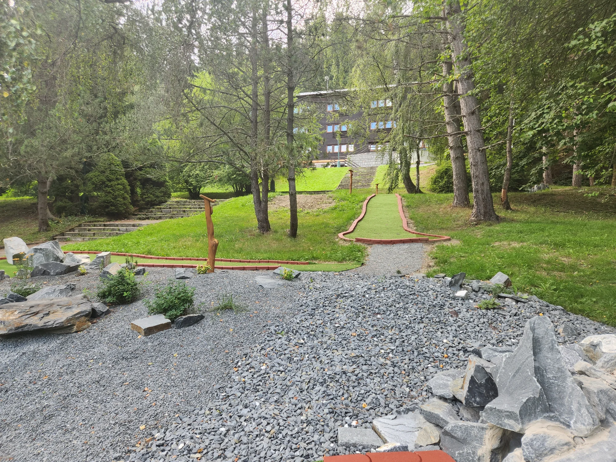 Vstup na 18jamkový adventure minigolf pro děti, dospělé i celou rodinu