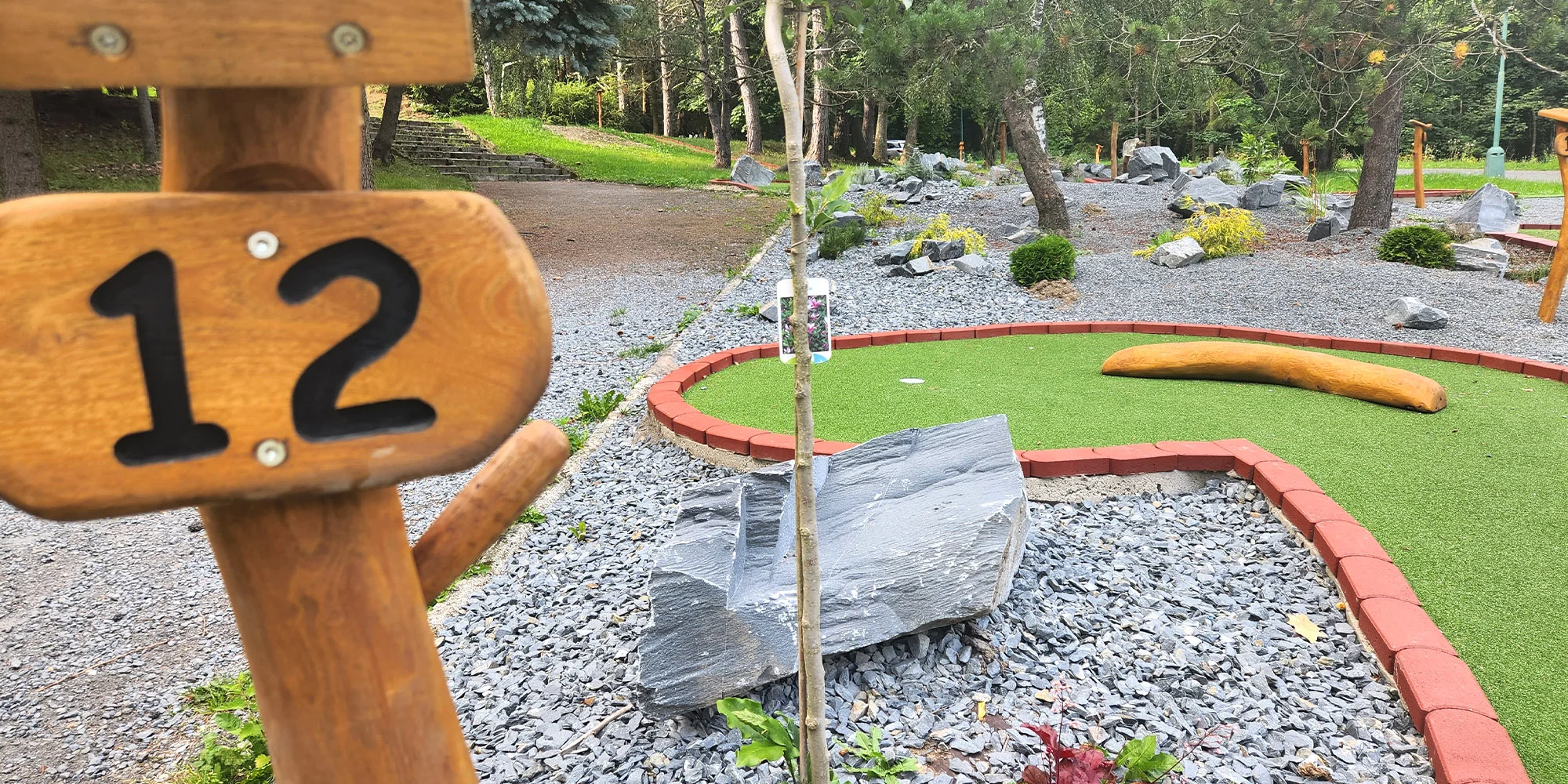 Vstup na 18jamkový adventure minigolf pro děti, dospělé i celou rodinu