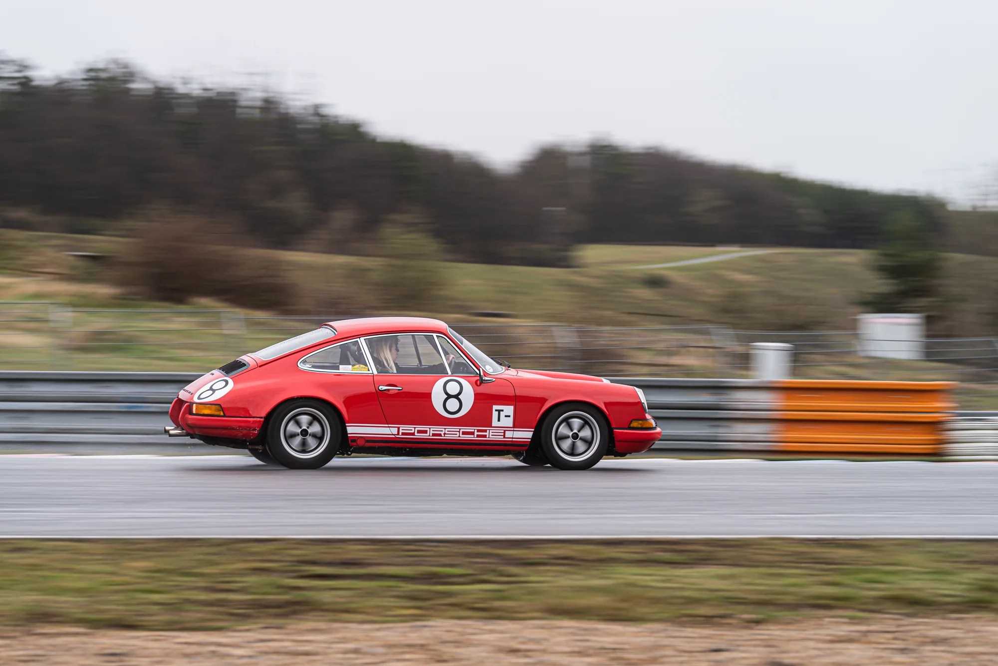 Jízda na závodním okruhu v Třinci, Brně či Mostě v legendárním Porsche dle výběru