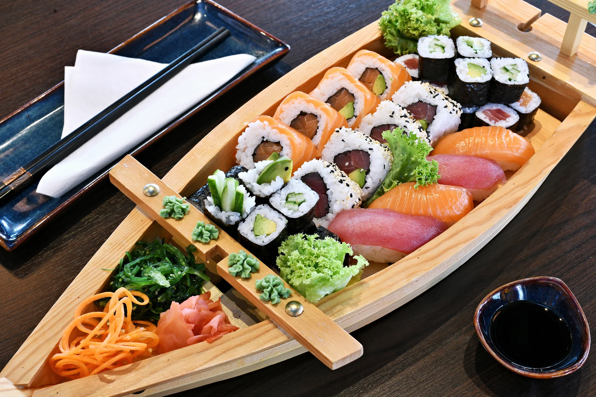 Pestré sety 16–56 sushi rolek v Malešicích: okurka, avokádo, losos i krab či krevety