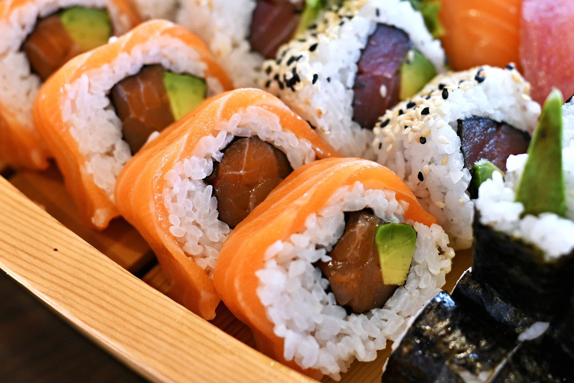 Pestré sety 16–56 sushi rolek v Malešicích: okurka, avokádo, losos i krab či krevety