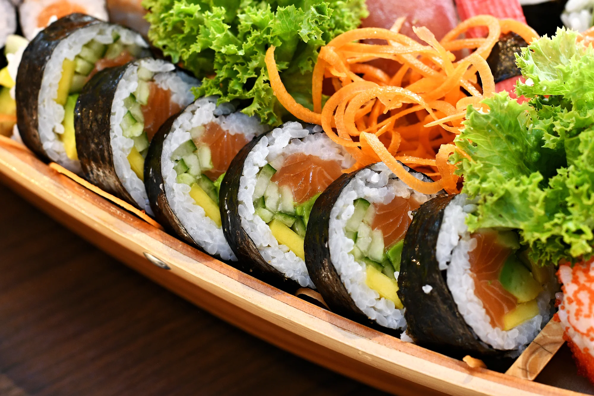Pestré sety 16–56 sushi rolek v Malešicích: okurka, avokádo, losos i krab či krevety