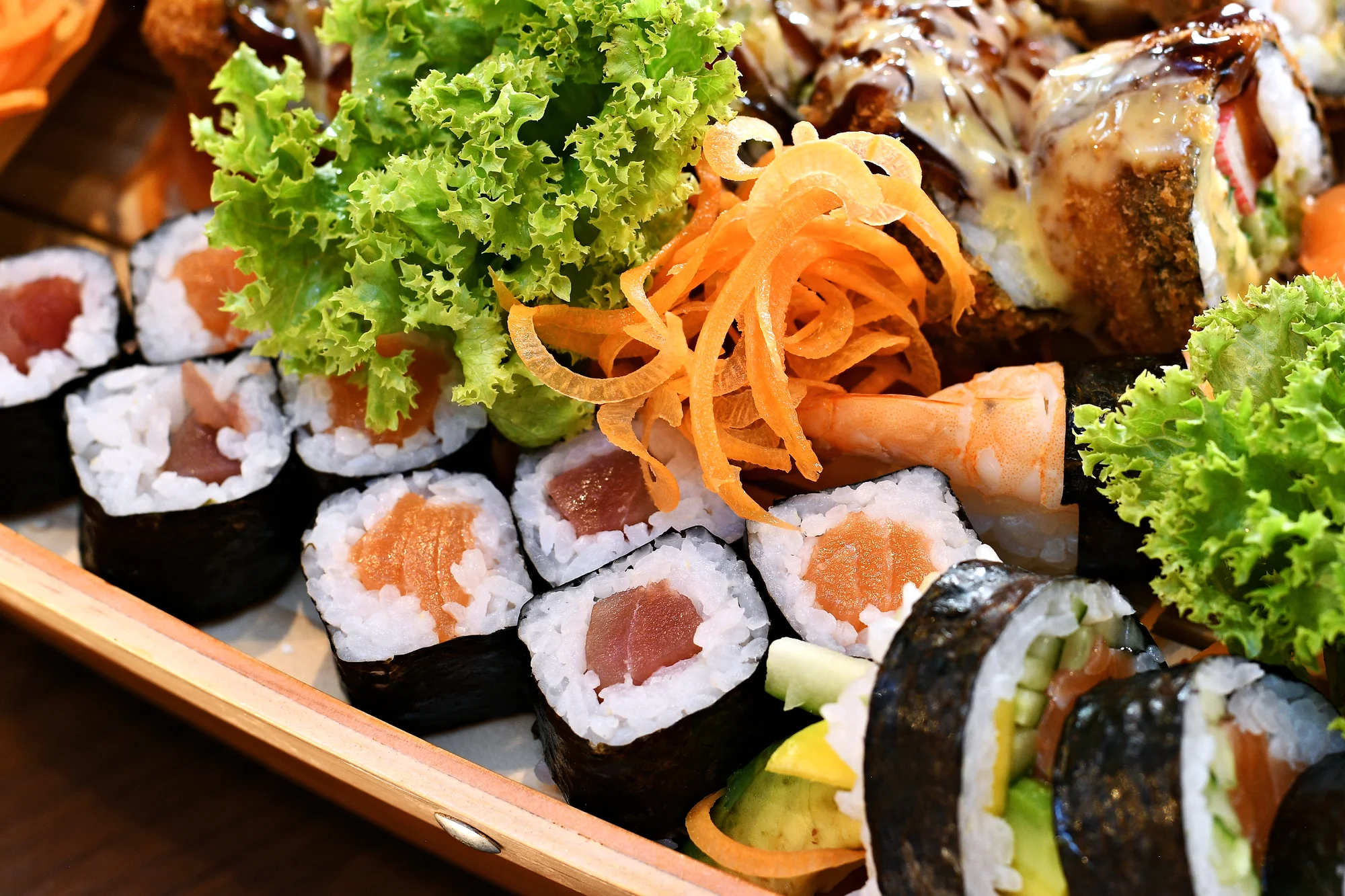 Pestré sety 16–56 sushi rolek v Malešicích: okurka, avokádo, losos i krab či krevety