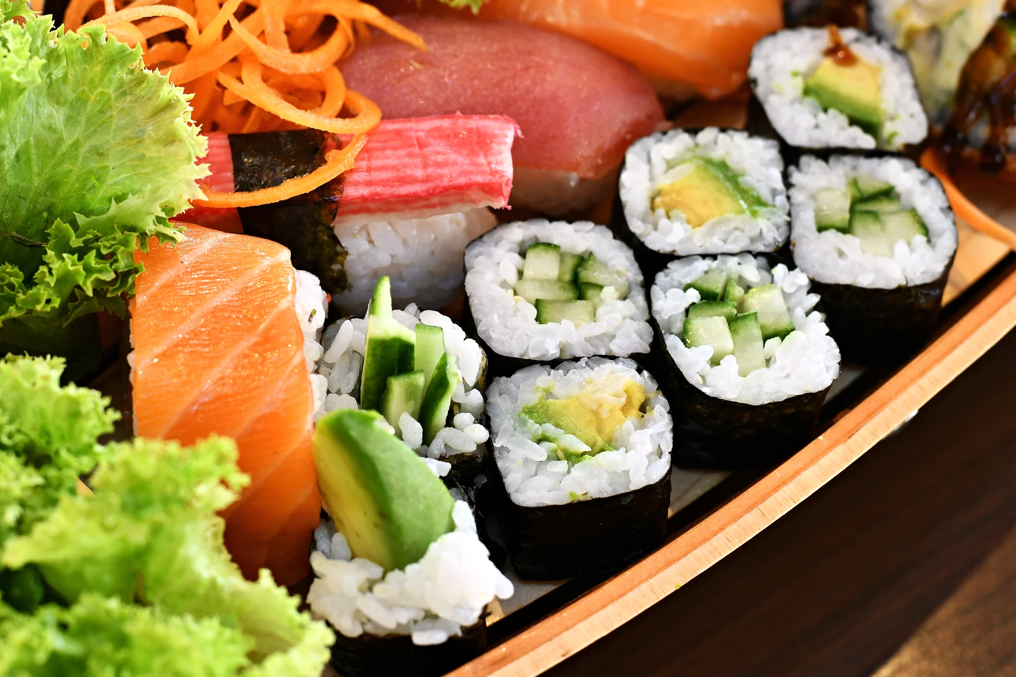 Pestré sety 16–56 sushi rolek v Malešicích: okurka, avokádo, losos i krab či krevety