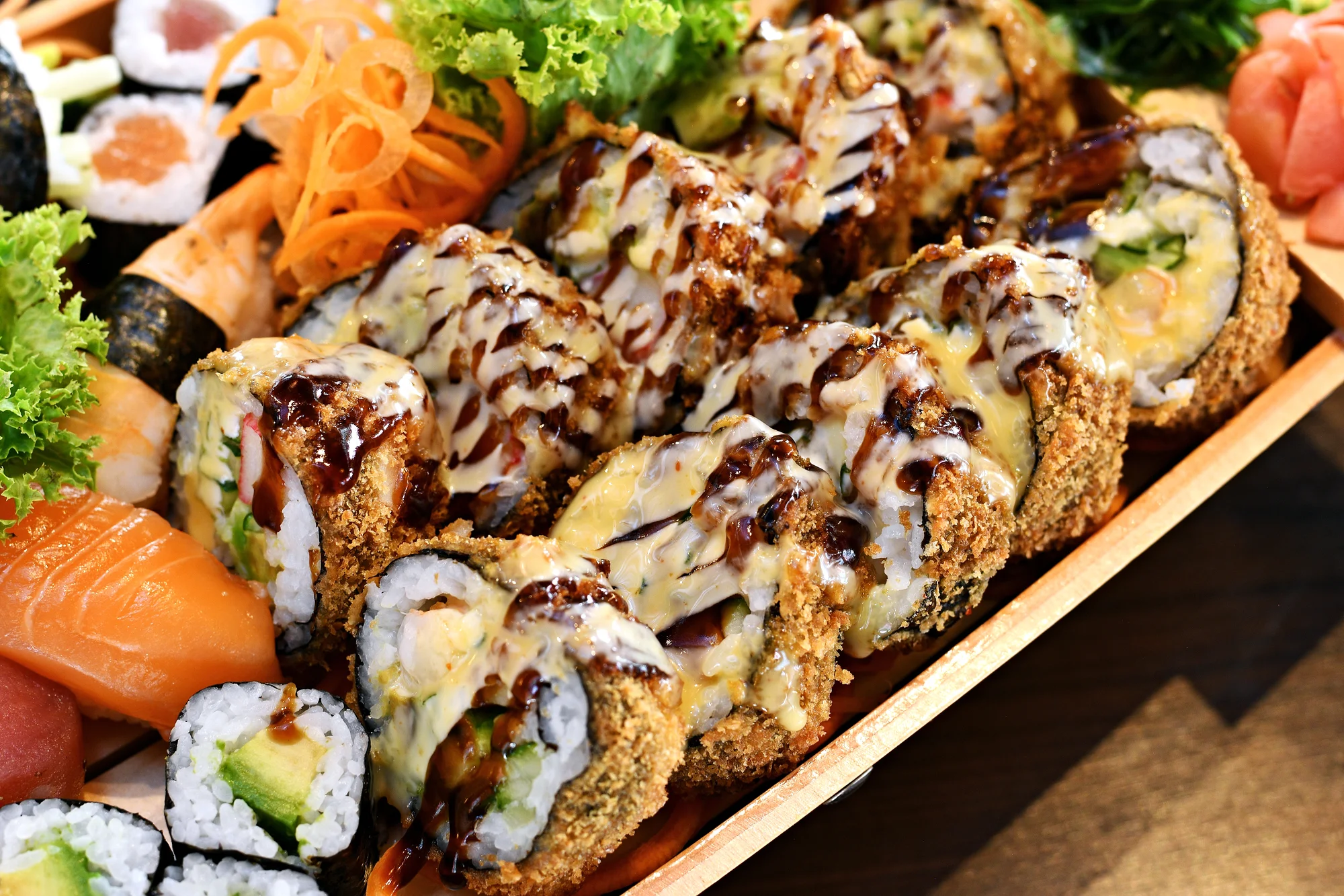 Pestré sety 16–56 sushi rolek v Malešicích: okurka, avokádo, losos i krab či krevety