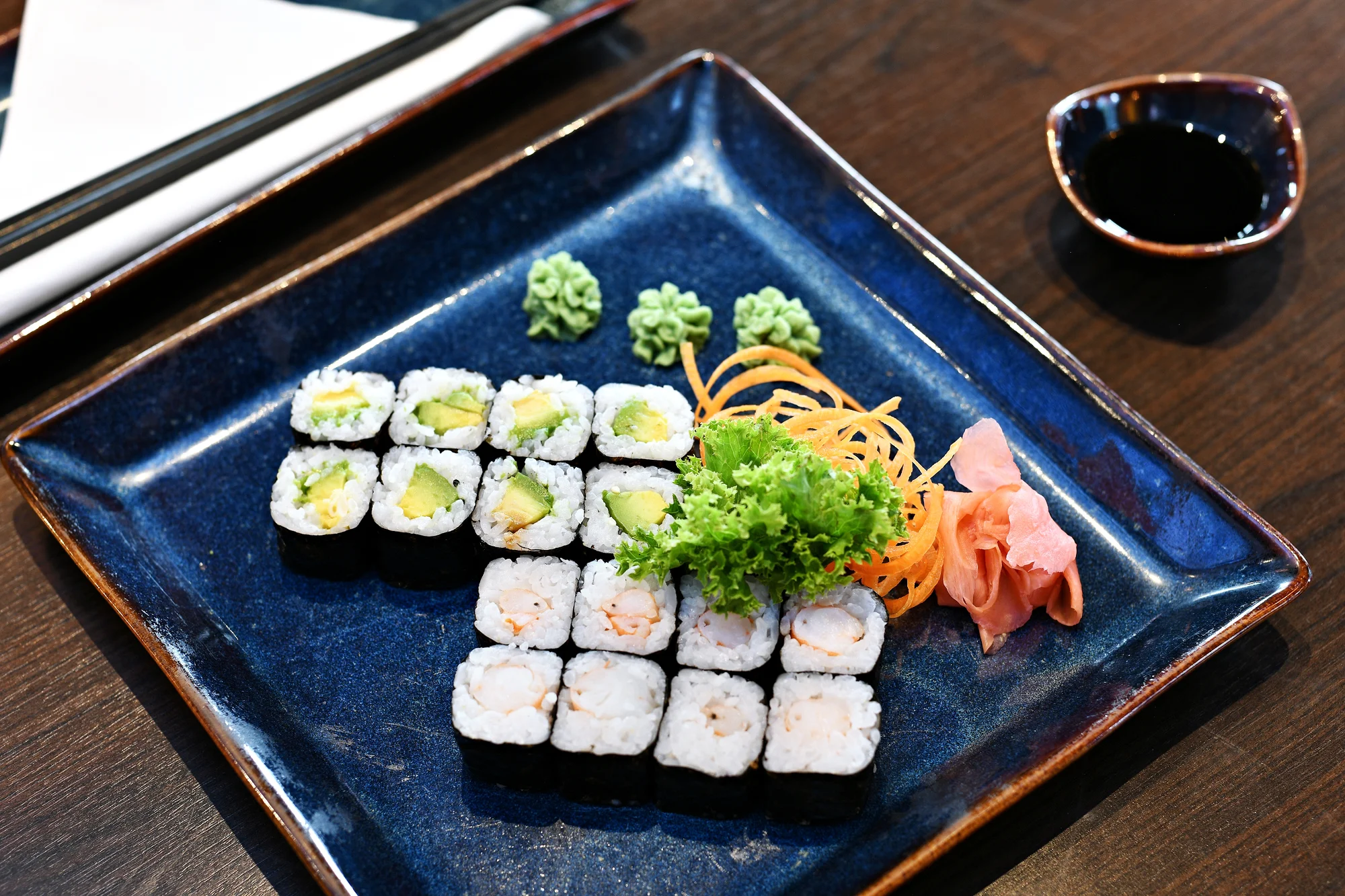 Pestré sety 16–56 sushi rolek v Malešicích: okurka, avokádo, losos i krab či krevety