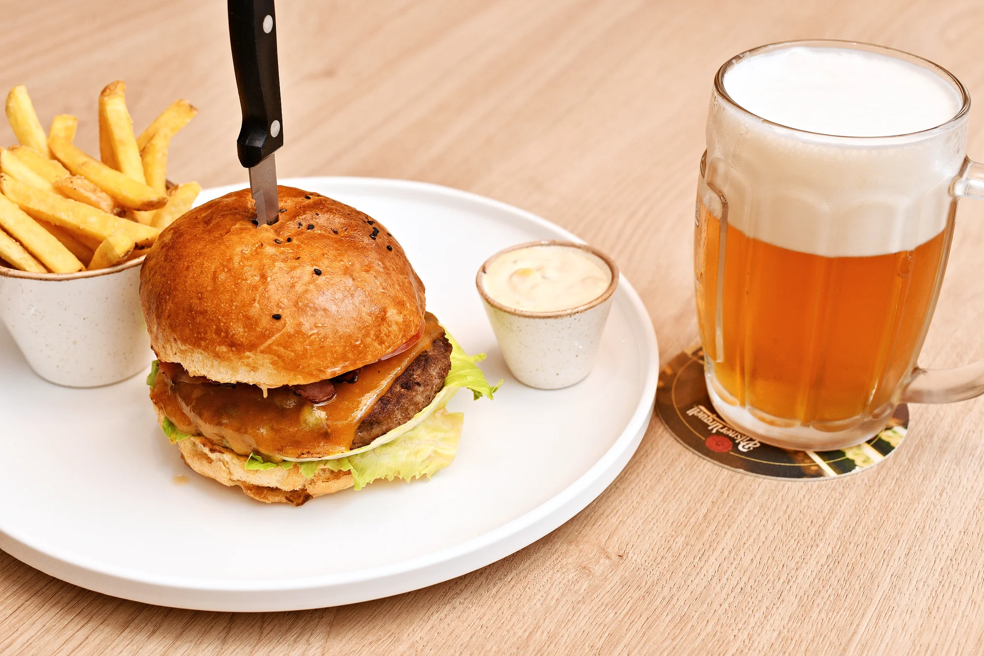 Burger s hovězím, slaninou a domácí bulkou, hranolky i pivo ve Zlatých Časech