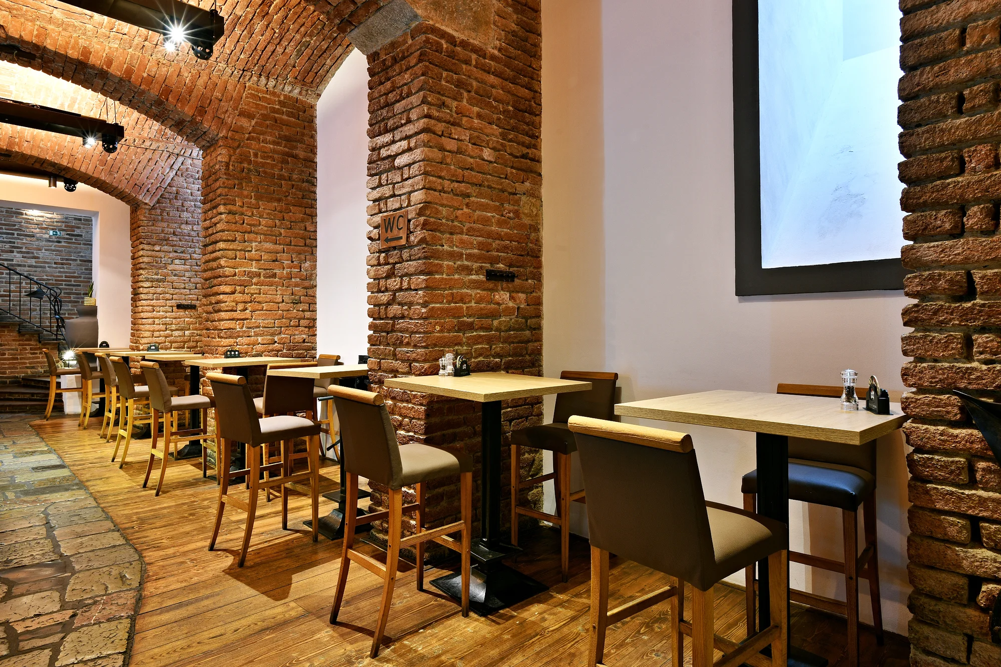 Burger s hovězím, slaninou a domácí bulkou, hranolky i pivo ve Zlatých Časech
