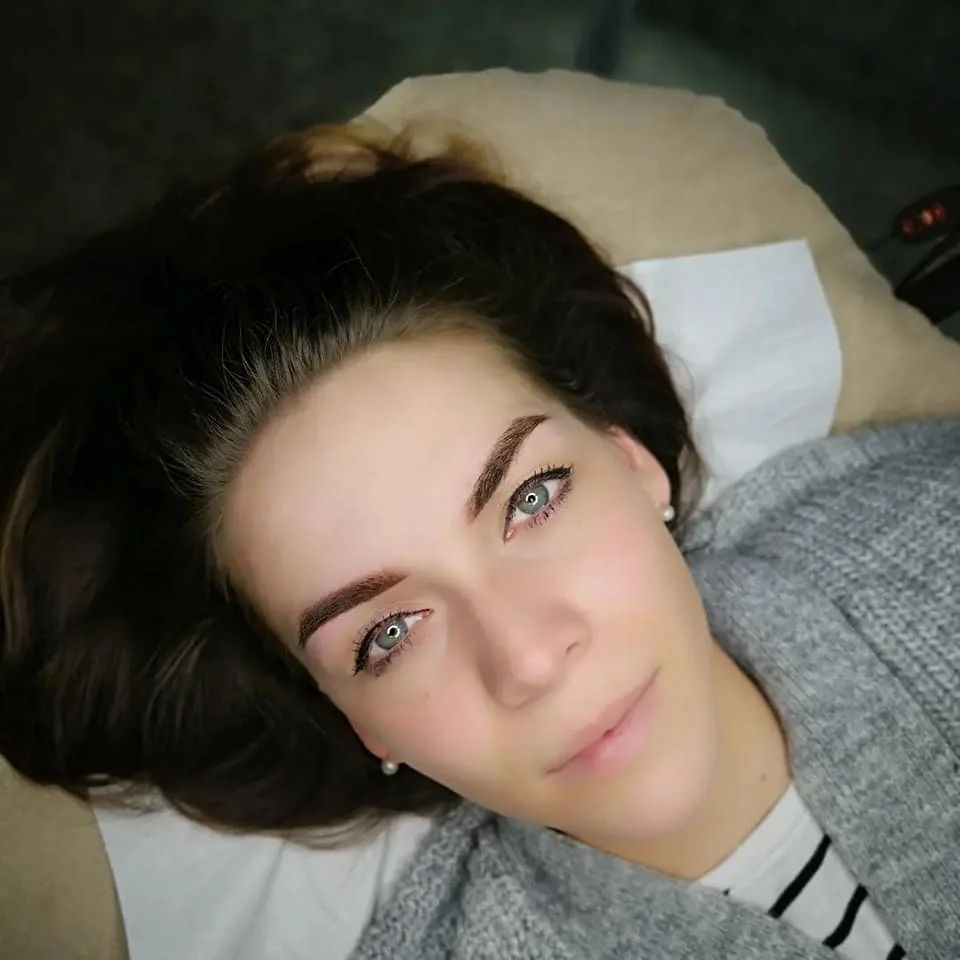 Permanentní make-up obočí metodou vláskování nebo pudrovou i stínování rtů