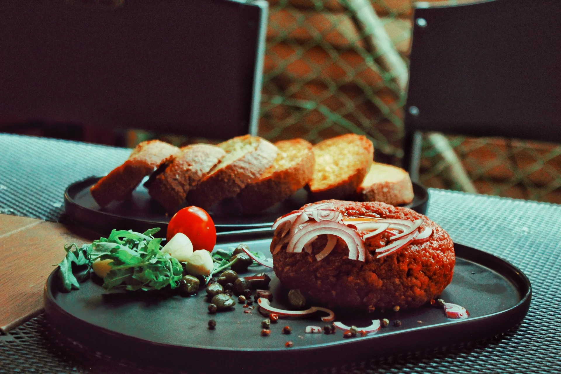 Otevřené vouchery do restaurace u náplavky na jídlo i nápoje: 300-1200 Kč