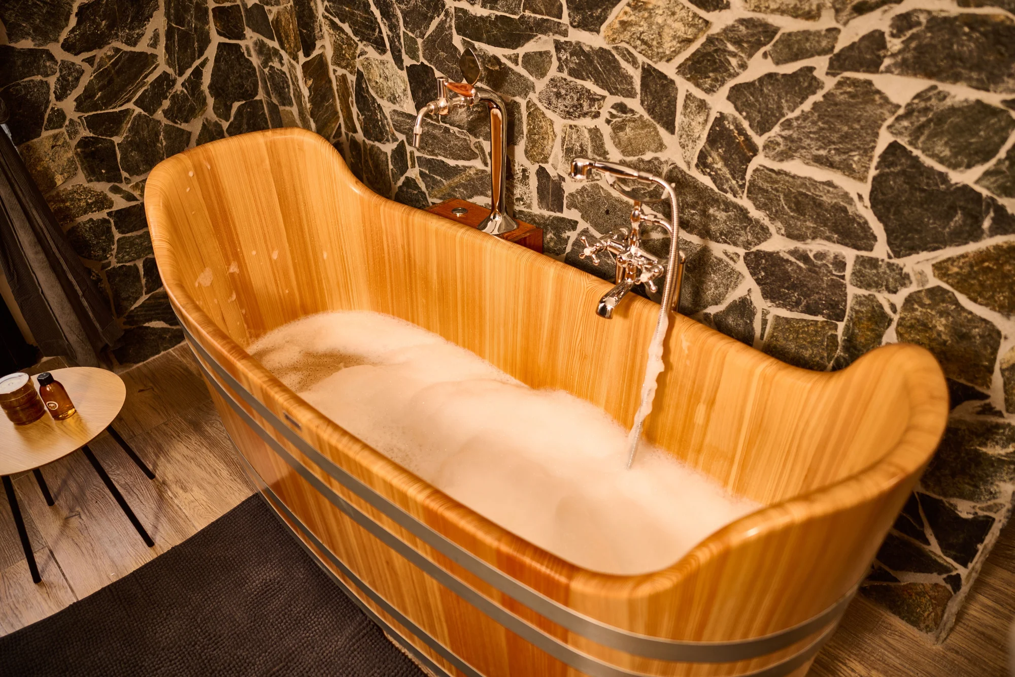 90minutový relax pro 2-4 osoby: privátní pivní lázeň, prohřívací kabina i občerstvení, pivní sůl a pěna jako dárek