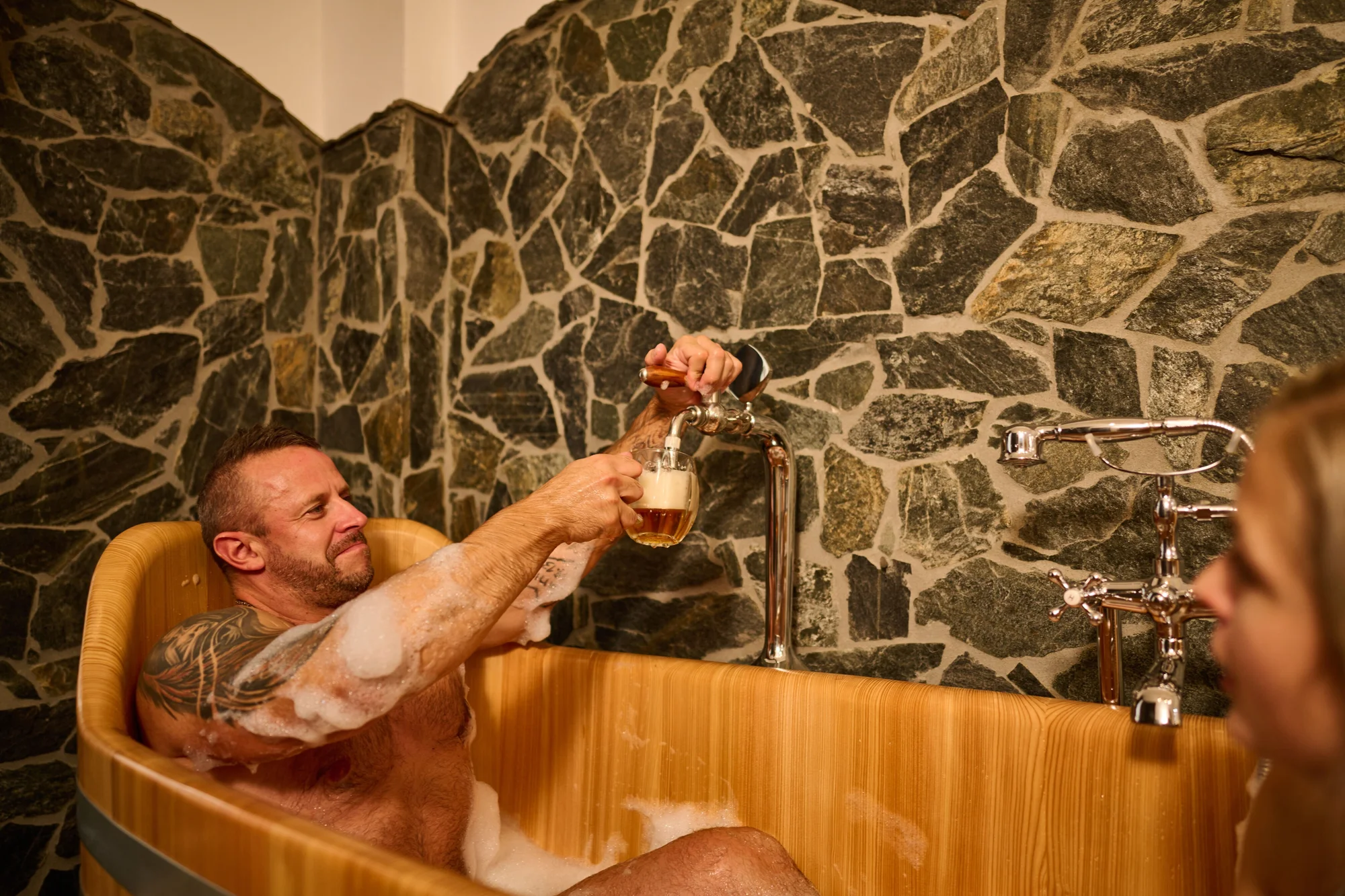 90minutový relax pro 2-4 osoby: privátní pivní lázeň, prohřívací kabina i občerstvení, pivní sůl a pěna jako dárek