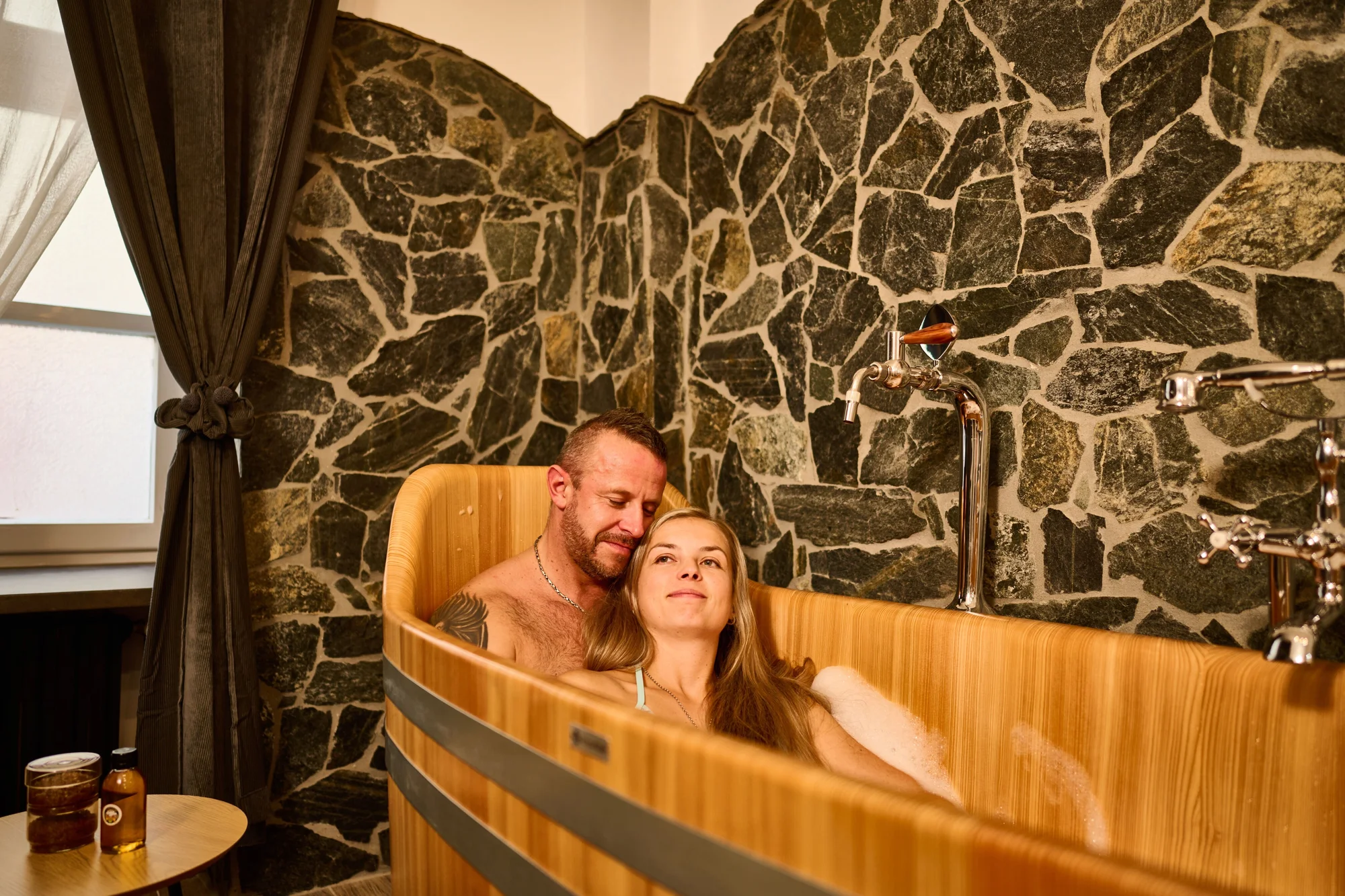 90minutový relax pro 2-4 osoby: privátní pivní lázeň, prohřívací kabina i občerstvení, pivní sůl a pěna jako dárek