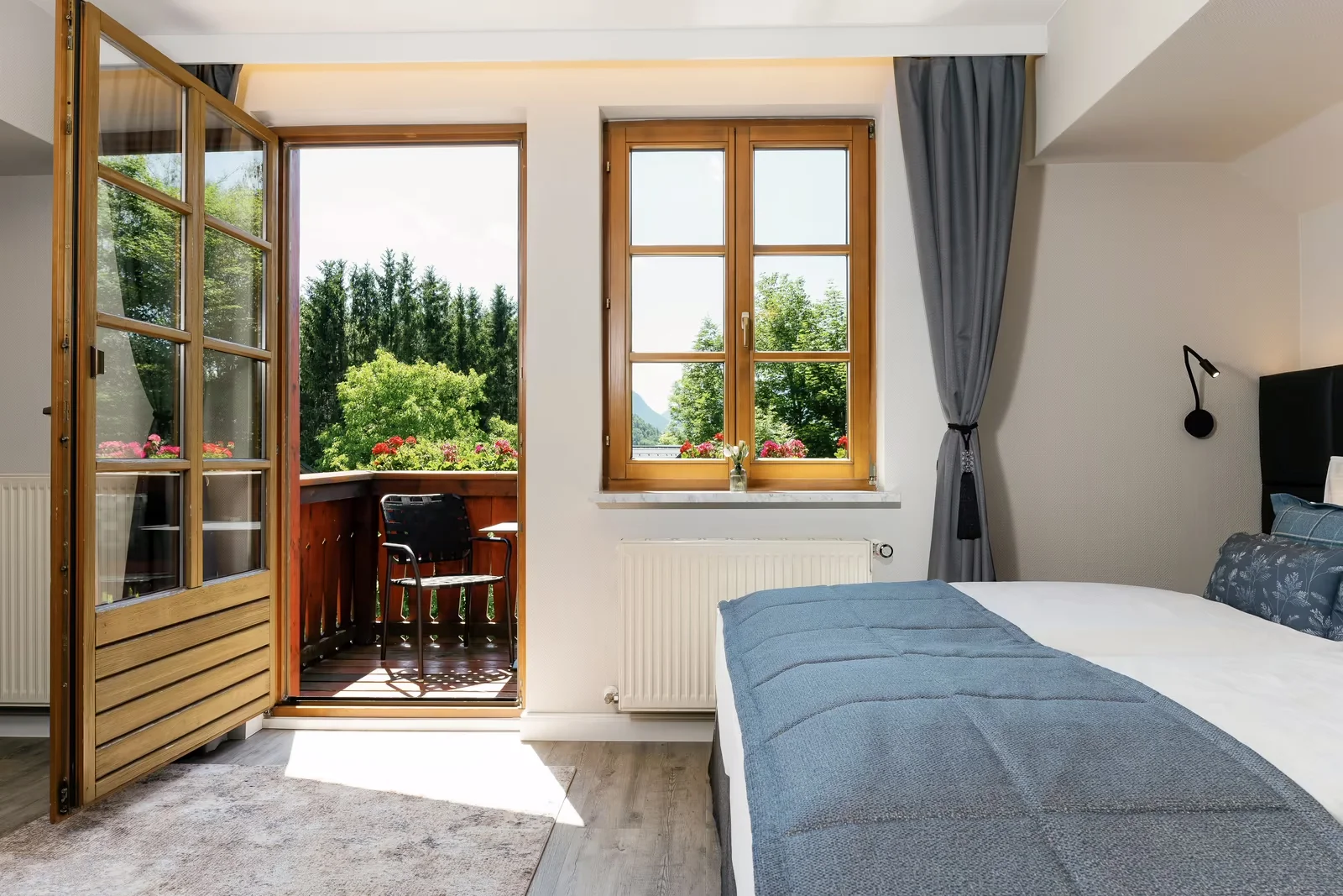 Pobyt v rakouských Alpách: hotelové pokoje i apartmány u jezera Grundlsee, wellness a snídaně