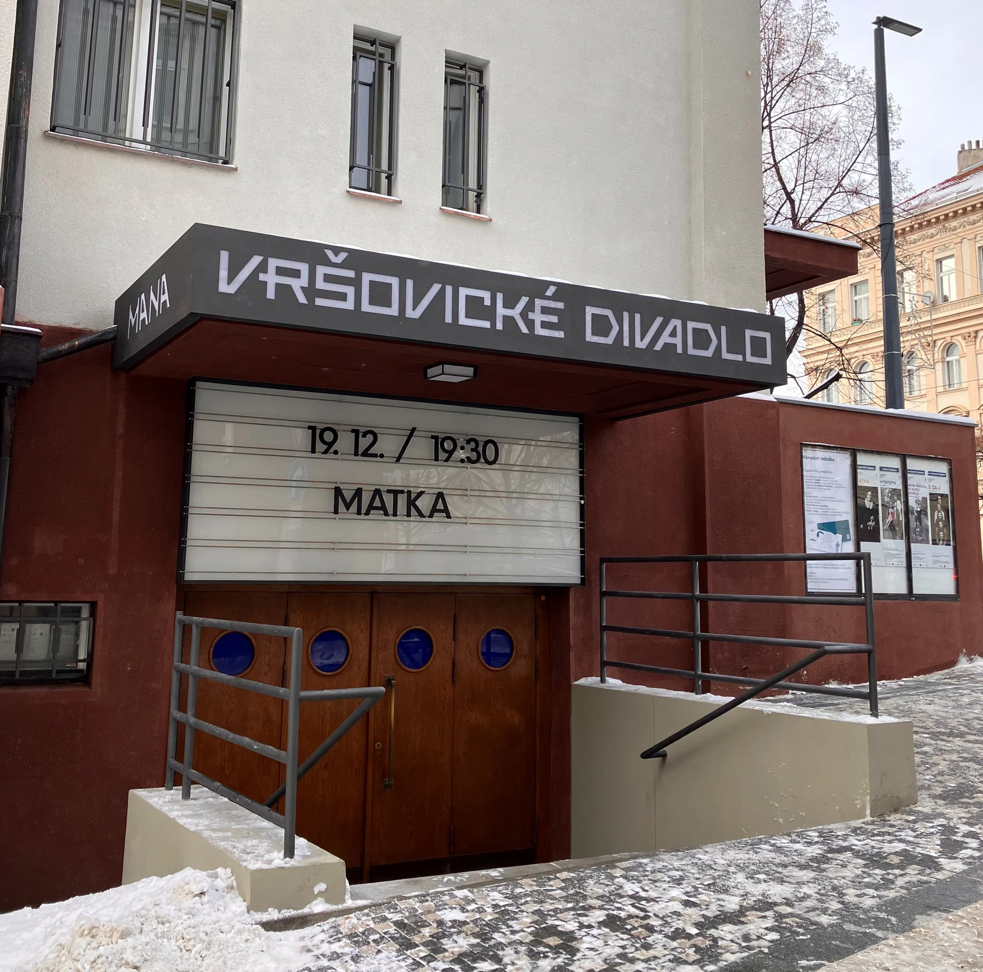 2, 4 nebo 6 vstupenek do Vršovického divadla MANA: platí na představení do května 2026