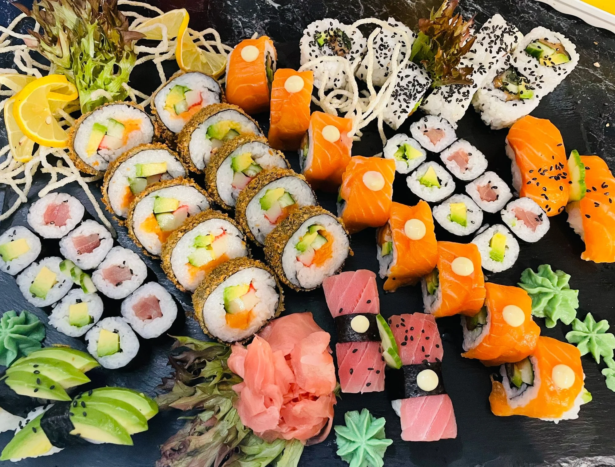 Nabité sushi sety o 38 či 48 ks v Táboře: tuňák i losos či avokádo